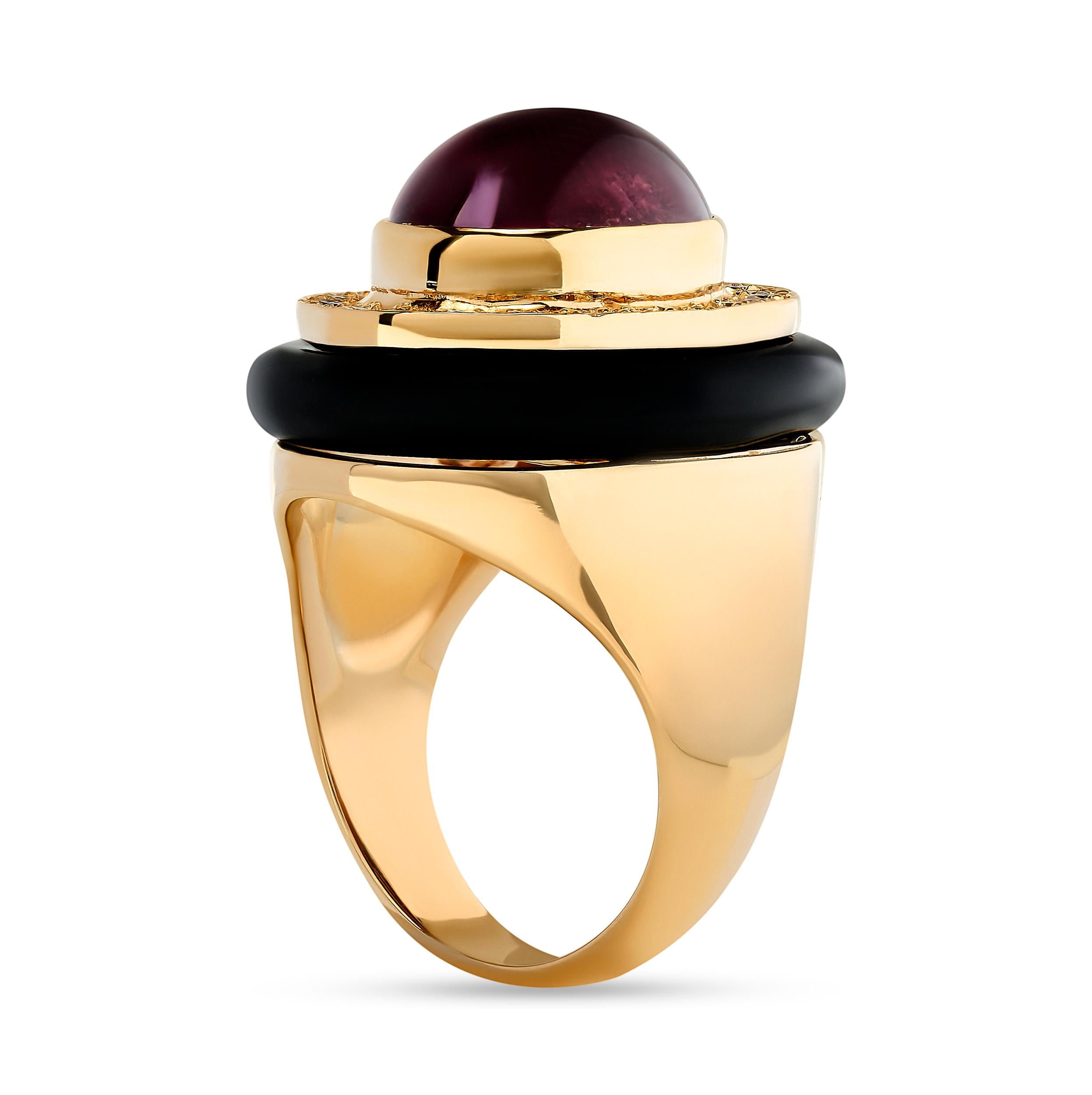 Lago, tourmaline rose cabochon en or jaune 14 carats, entourée de diamants éblouissants et d'onyx noir.
Le cabochon de tourmaline rose pèse environ 6,80 carats.
24 diamants ronds pesant environ 0,50 carat ; les diamants sont de couleur G-H et de