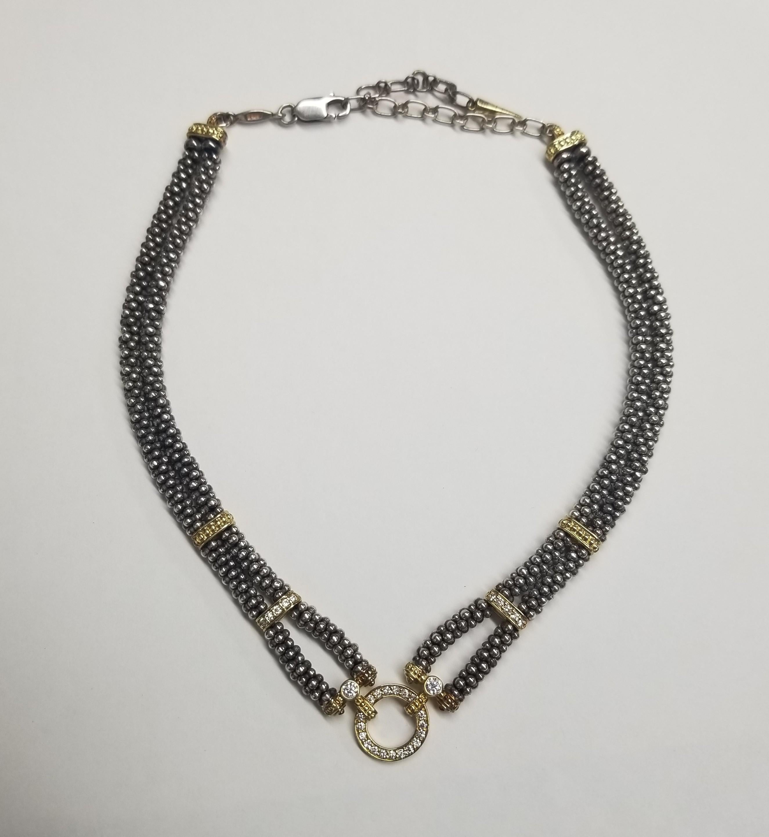 Specifiche:
Un'altra favolosa collana di caviale di Lagos & Co. Progettato e realizzato in oro giallo massiccio a 18 carati e argento Sterling. I diamanti sono meticolosamente incastonati nell'anello centrale e in tutti gli accenti in oro 18 kt. 
