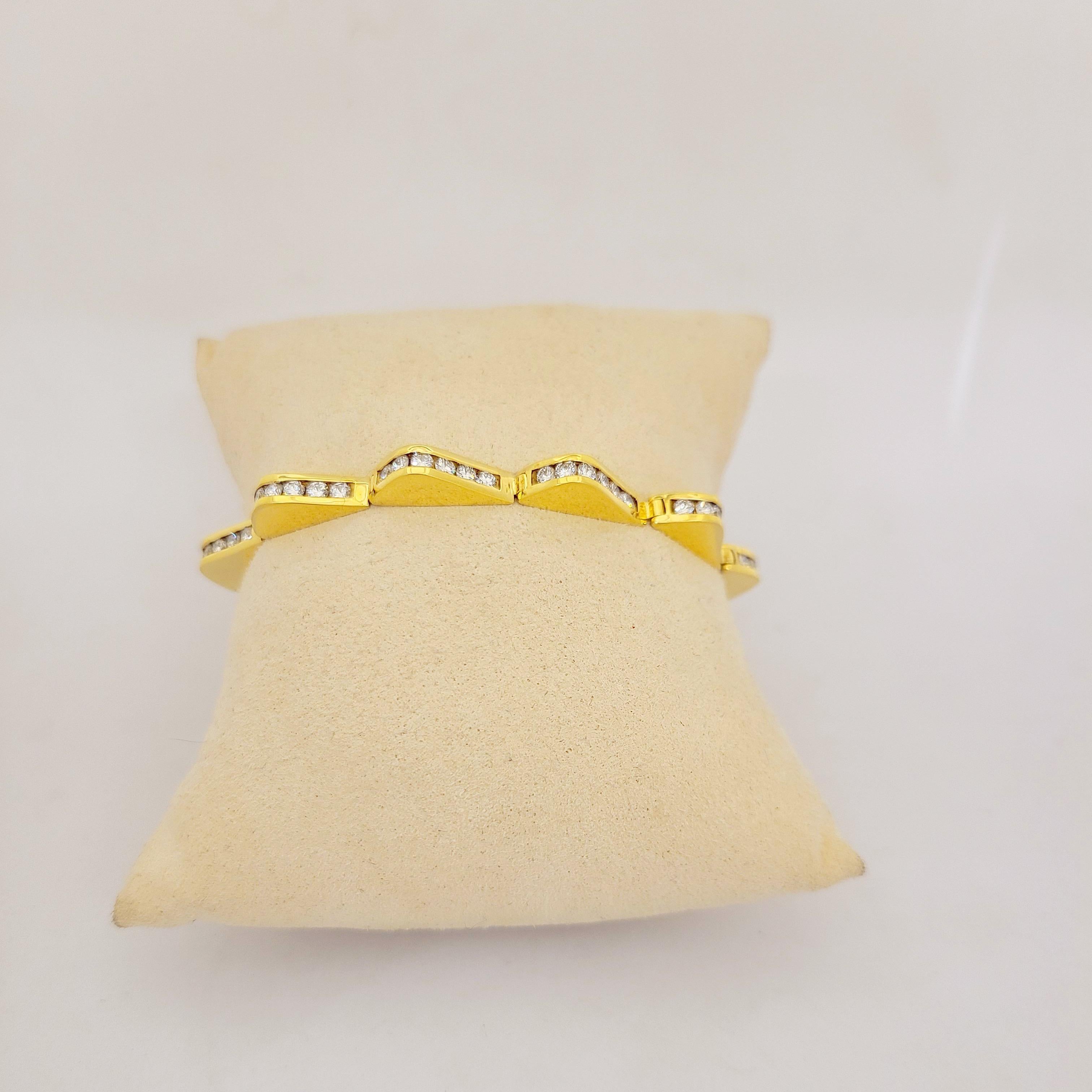 Lagos, Wave-Armband aus 18 Karat Gelbgold mit 3,20 Karat Diamanten im Zustand „Neu“ im Angebot in New York, NY