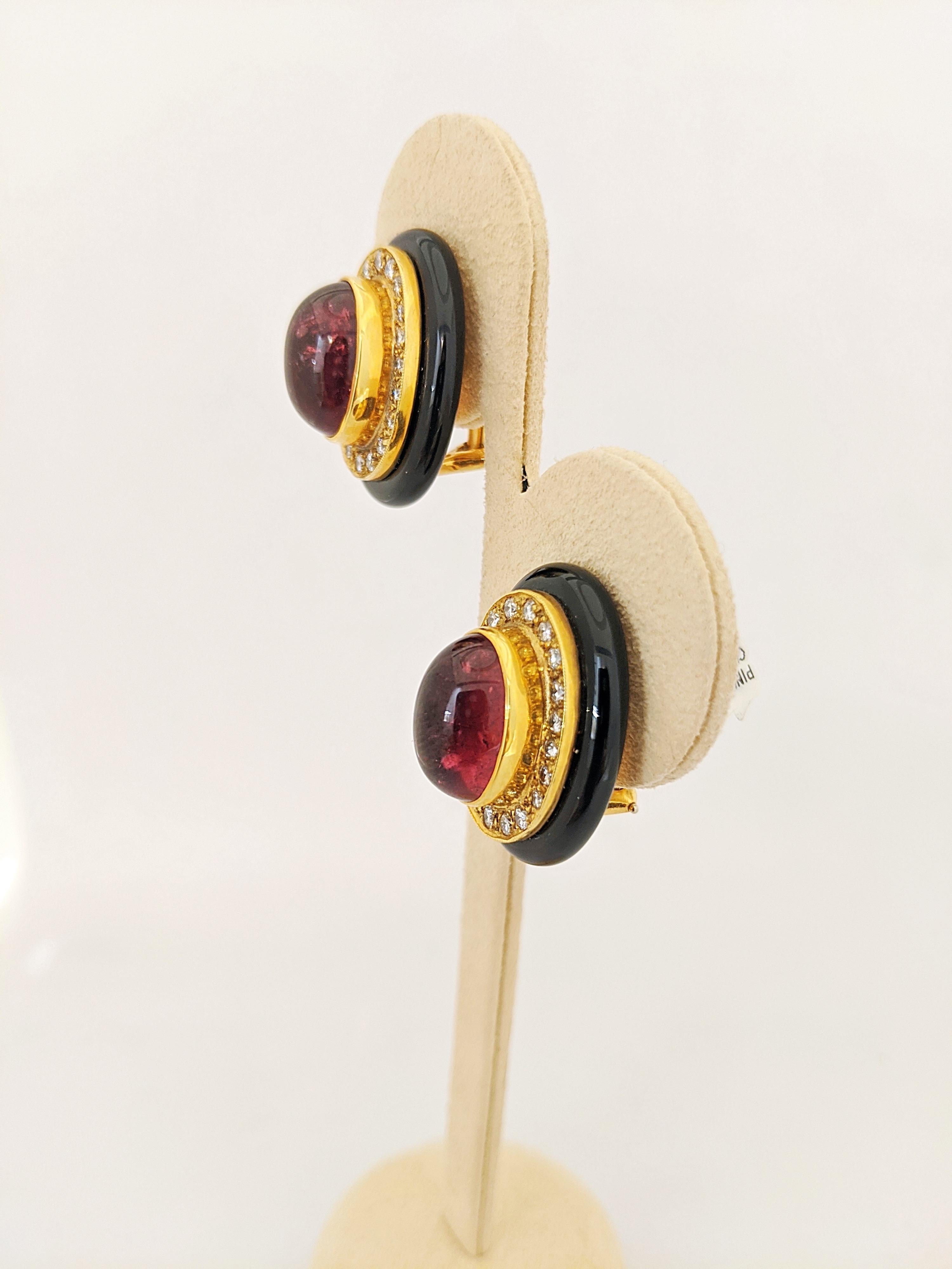 Fabriquées par Lagos, ces boucles d'oreilles en or jaune 18KT  au centre d'une tourmaline rose cabochon ovale sertie en lunette. Chaque boucle d'oreille est ornée de 20 diamants ronds brillants entourant la tourmaline centrale et d'un anneau d'onyx