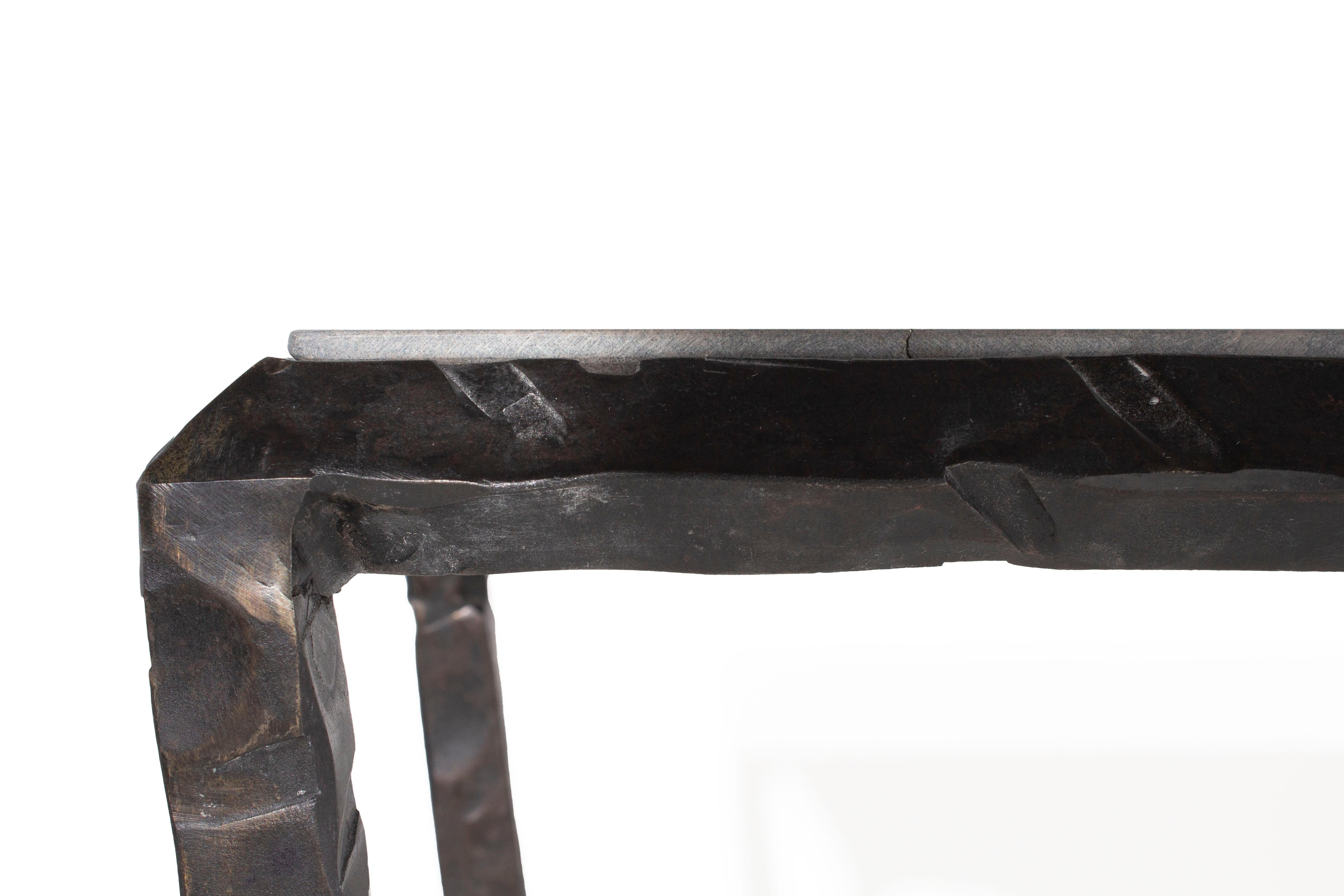 Lagos Azul-Platte und Gehämmerter Stahlsockel, geölt, geriffelte Bronze (Industriell) im Angebot