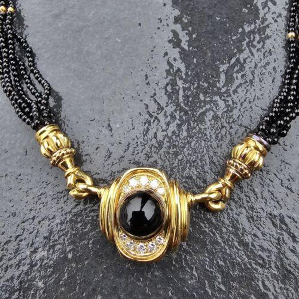 Questa bellissima collana di Lagos Caviar è un pezzo raro. Realizzata in oro giallo 18 carati e con splendide perle di onice, questa collana è perfetta per chi ama i gioielli unici ed eleganti. Il ciondolo, che è rimovibile, presenta sia diamanti