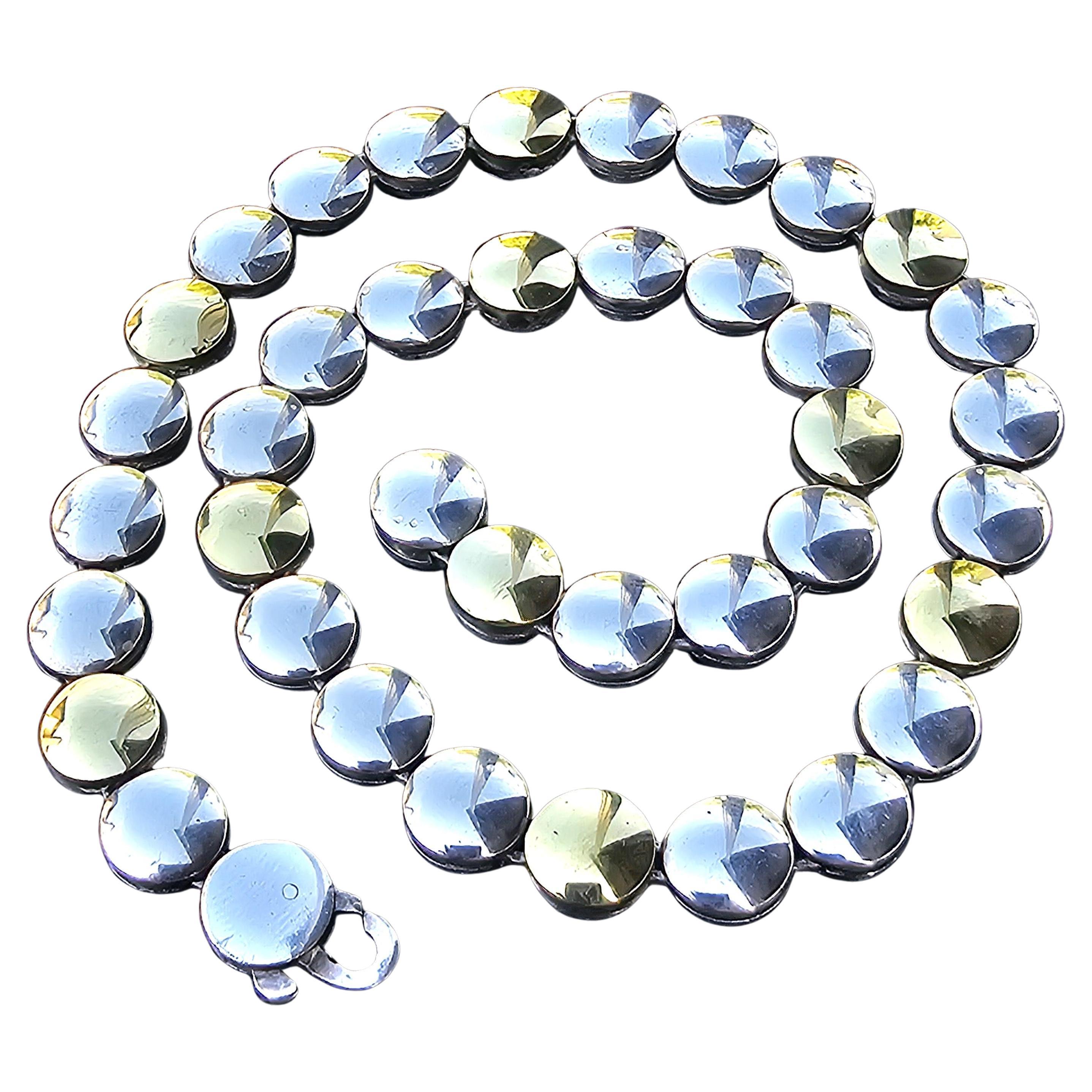 Questa straordinaria collana a catena è un pezzo notevole per ogni appassionato di gioielli. Realizzato da Lago, presenta maglie alternate in oro 18 carati e argento sterling, creando un contrasto accattivante. Ogni maglia è modellata