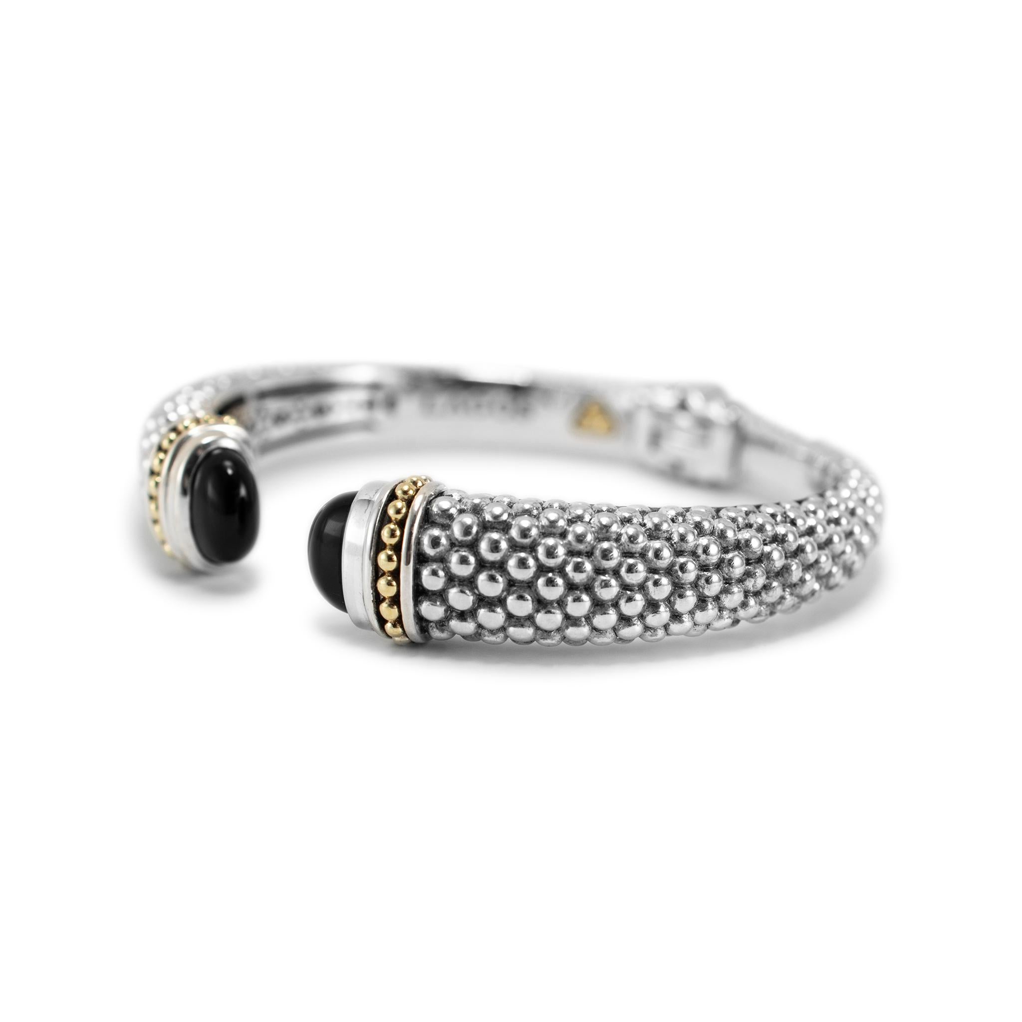 Marke: Lagos 

Metall Typ: 925 Sterling Silber & 18K Gelbgold 

Länge: 6,50 Zoll

Breite: 12,00 mm, verjüngt auf 6,00 mm

Gewicht: 51,40 Gramm

Ein Manschettenarmband aus Silber und 18 Karat Gelbgold, Onyx. Die Metalle wurden getestet und als 925