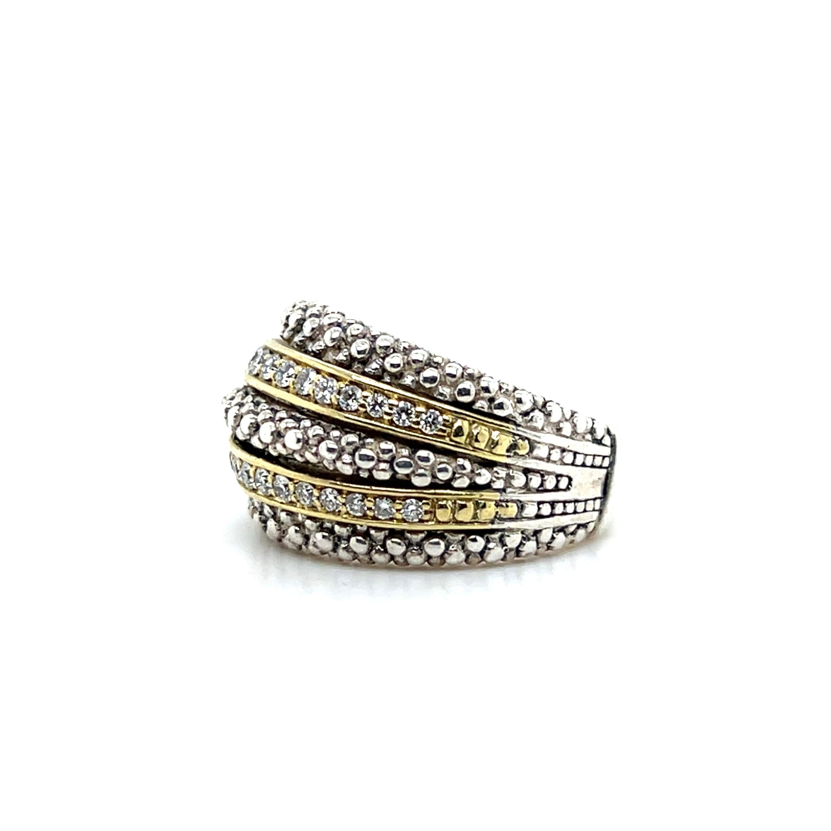 Anello Lagos Caviar dal design contemporaneo, realizzato in argento sterling e oro giallo 18 carati, impreziosito da trentadue diamanti tondi taglio brillante per un peso totale di circa 0,50 carati, con colore J e purezza VS2. I diamanti sono