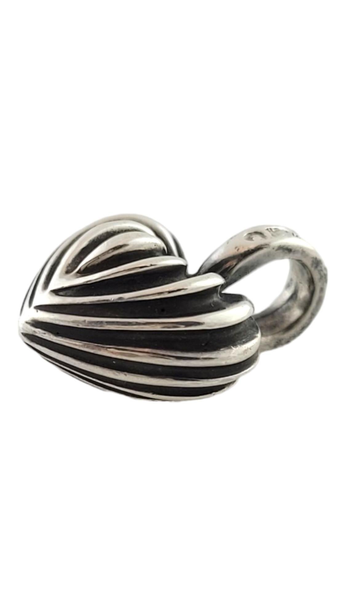 Lagos Caviar Sterling Silver Puffy Ribbed Heart Pendant 

This beautiful puffy ribbed heart pendant was created by amazing designer John Hardy and was crafted by sterling silver for a stunning finish!

Size: 21.09mm X 16.40mm X 9.98mm

Weight: 5.97