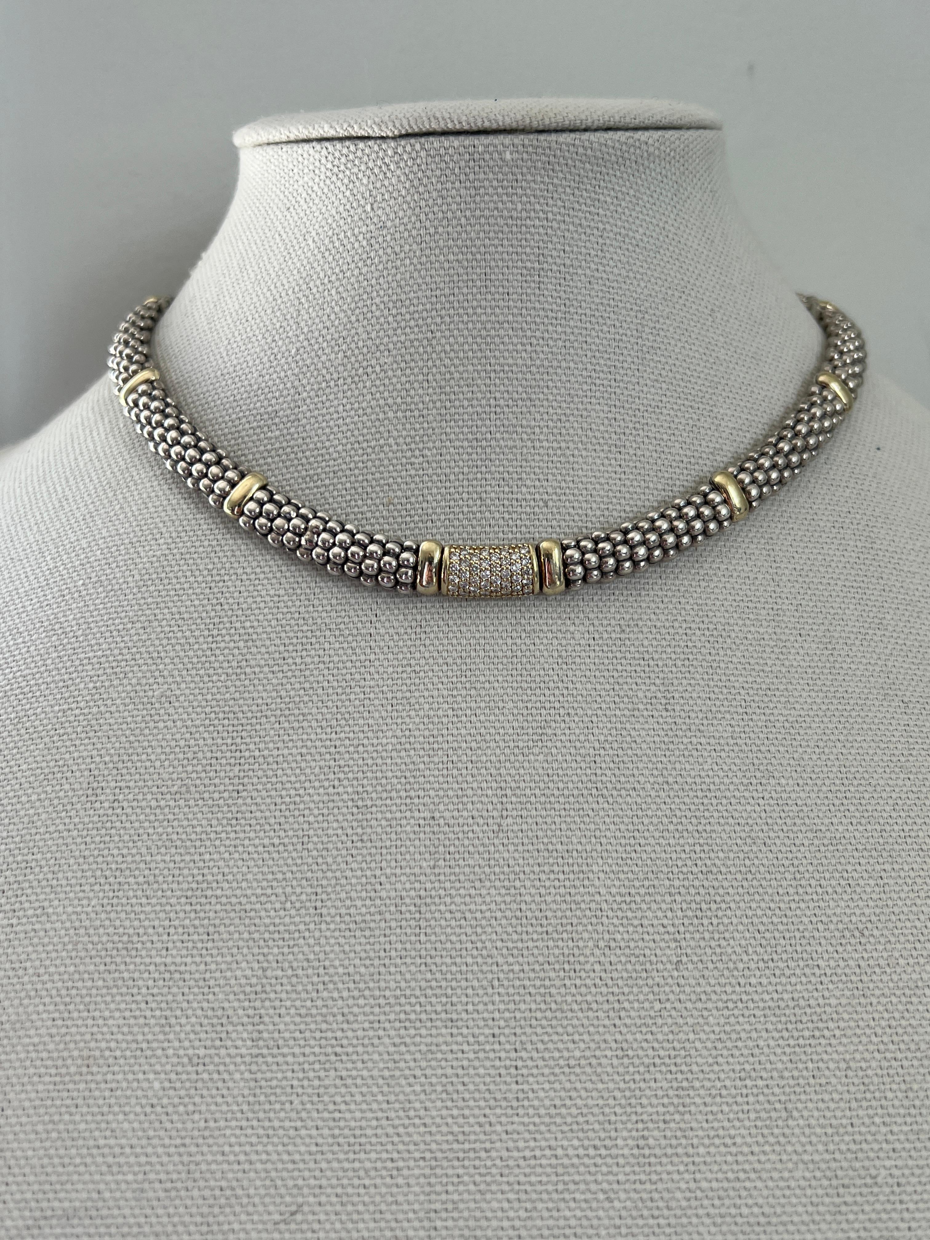 Eine auffällige 17-Zoll-Kaviar-Halskette von Lago, gefertigt aus einer luxuriösen Kombination von Sterlingsilber und 18-karätigem Gelbgold. Mit einer Breite von 0,25 Zoll und einem Gewicht von 108,10 Gramm weist diese Halskette sechsunddreißig runde