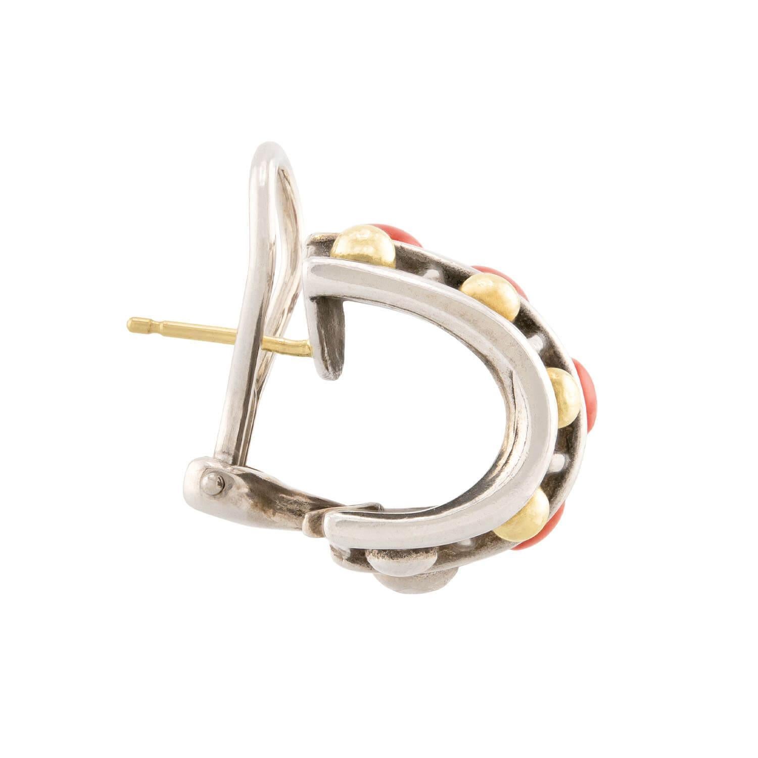 Un favoloso paio di orecchini del famoso gioielliere Lago! Realizzati in oro 18 carati e argento sterling, questi orecchini a cerchio presentano tre file verticali. La fila centrale è composta da quattro vividi cabochon di corallo, che presentano