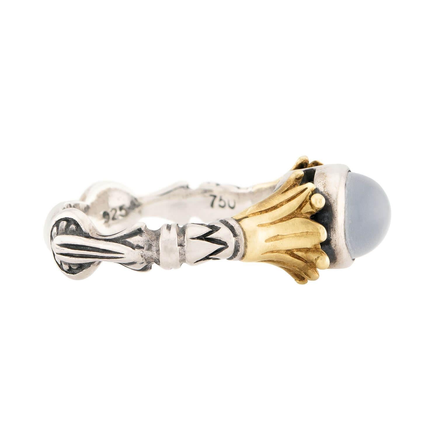 Une magnifique bague en pierre de lune de LAGOS ! Réalisée en or 18 carats et en argent sterling, cette pièce vibrante présente un grand cabochon de pierre de lune serti dans un chaton lisse et simple. La pierre de lune présente de jolis éclats de
