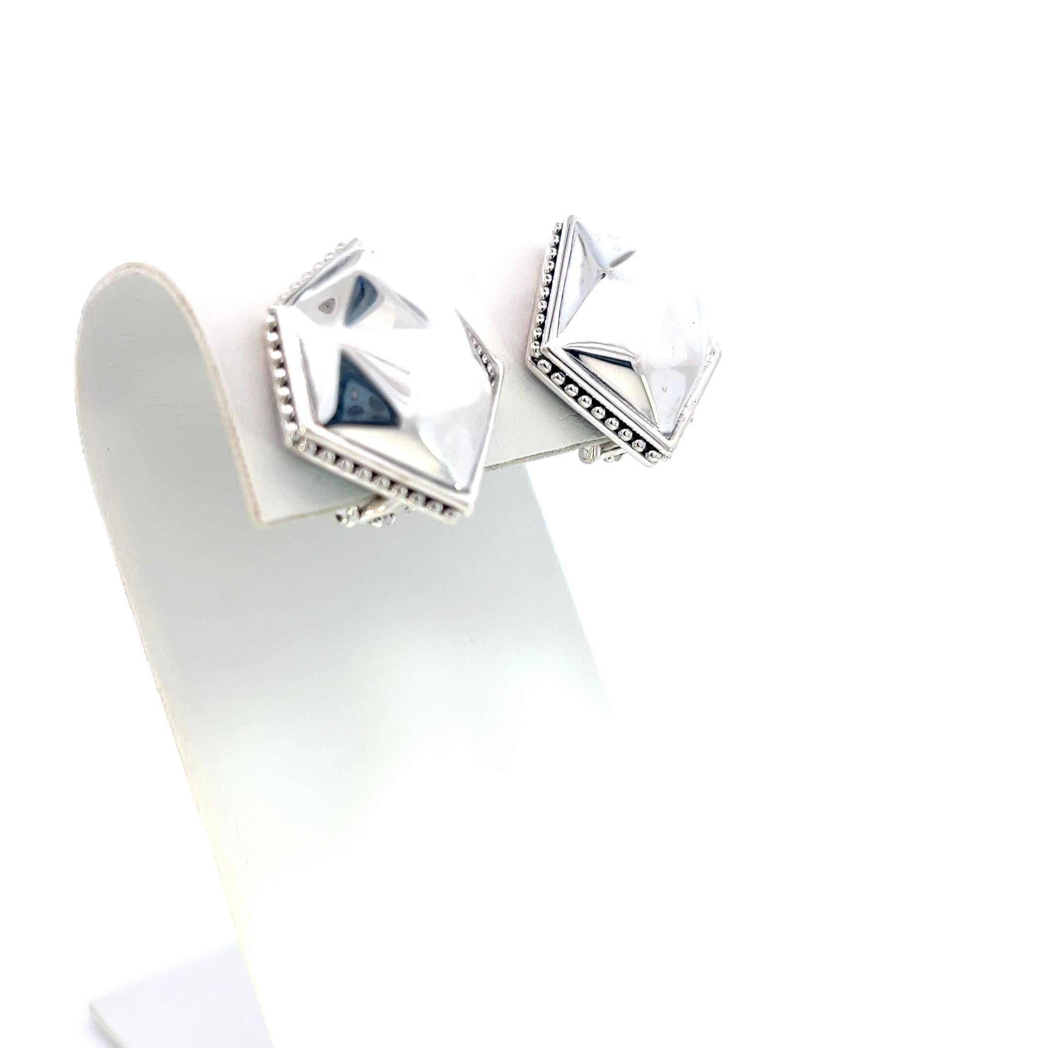 Auténticos pendientes de clip de Lagos Estate Plata de ley L3


Estos elegantes pendientes Auténticos Lagos son de plata de ley.


VENDEDOR DE CONFIANZA DESDE 2002


¡¡POR FAVOR VEA NUESTROS CIENTOS DE COMENTARIOS POSITIVOS DE NUESTROS