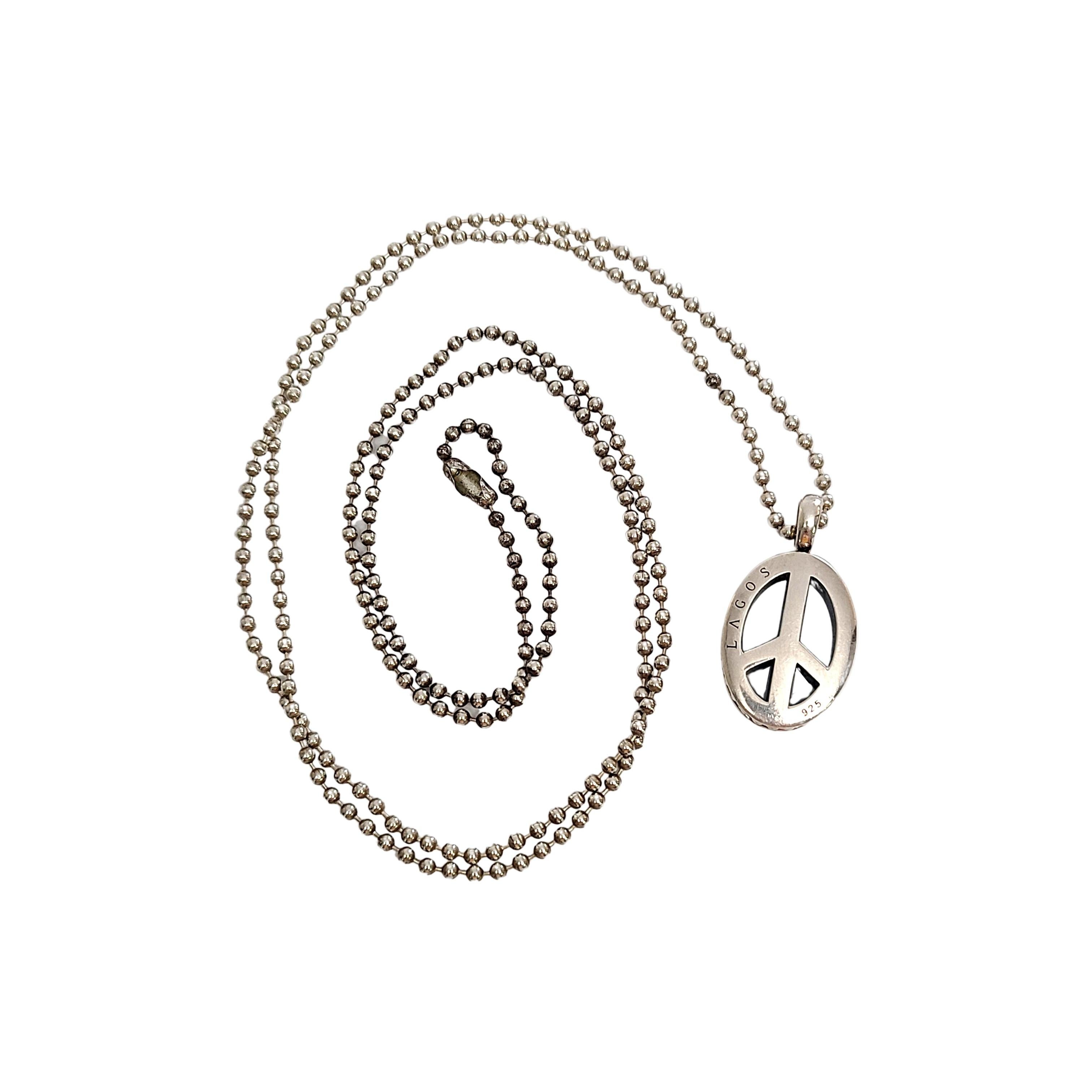 Lagos Sterling Silber Frieden Zeichen Anhänger mit Kugelkette Halskette. 

Dicker Friedenszeichen-Anhänger mit Perlenrand, der an einer Perlenkette hängt. 

Die Kette ist ca. 34