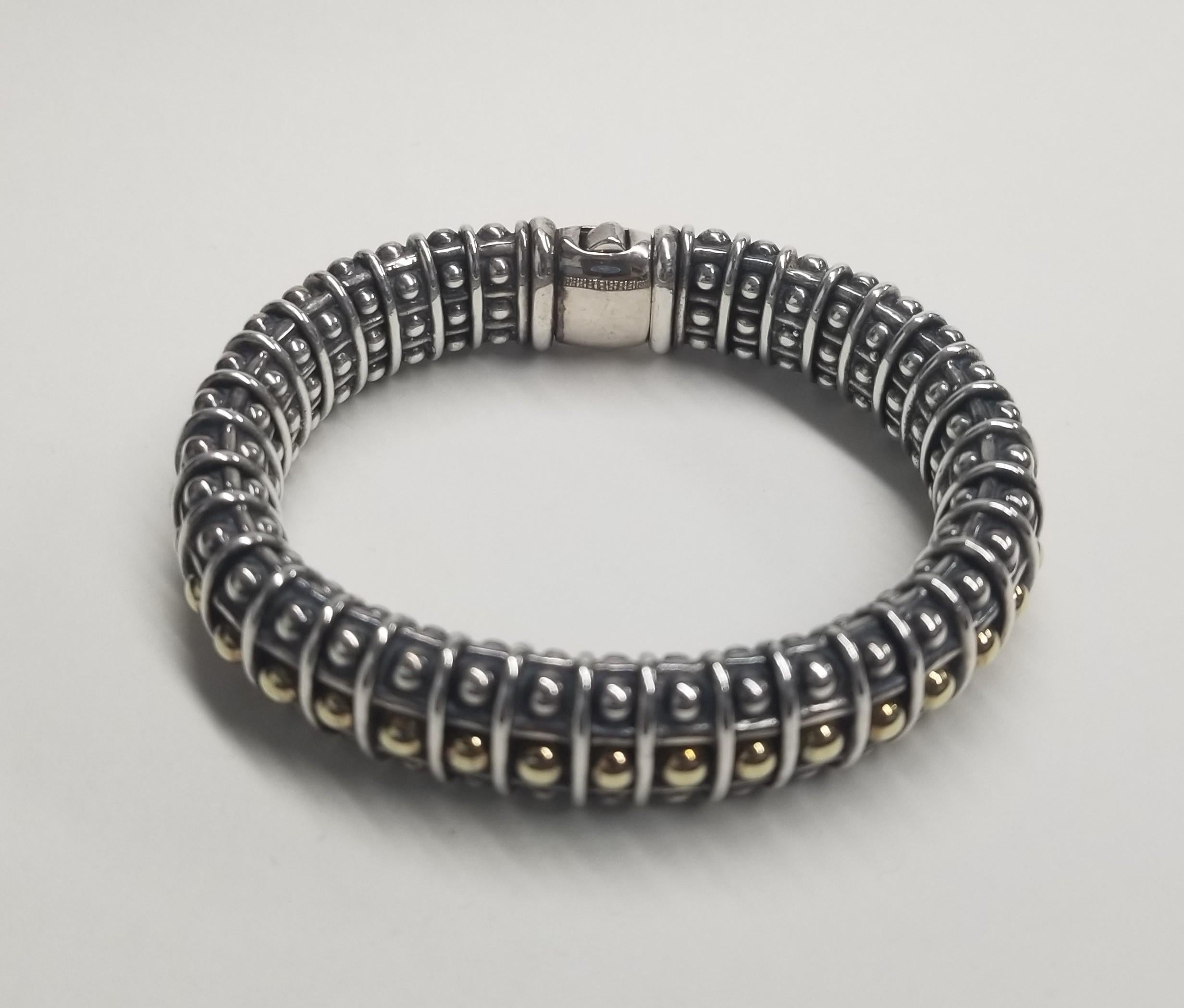 Collection Lago Signature Caviar
Or jaune 18k et argent sterling
Fermoir à double bouton
Largeur de la corde 14mm
La taille moyenne mesure 7 pouces autour du poignet
Poids 99 grammes