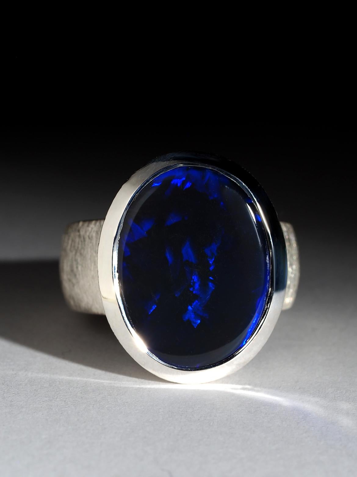 Artigiano Anello d'argento con opale nero blu di Lagre da 10 carati in vendita