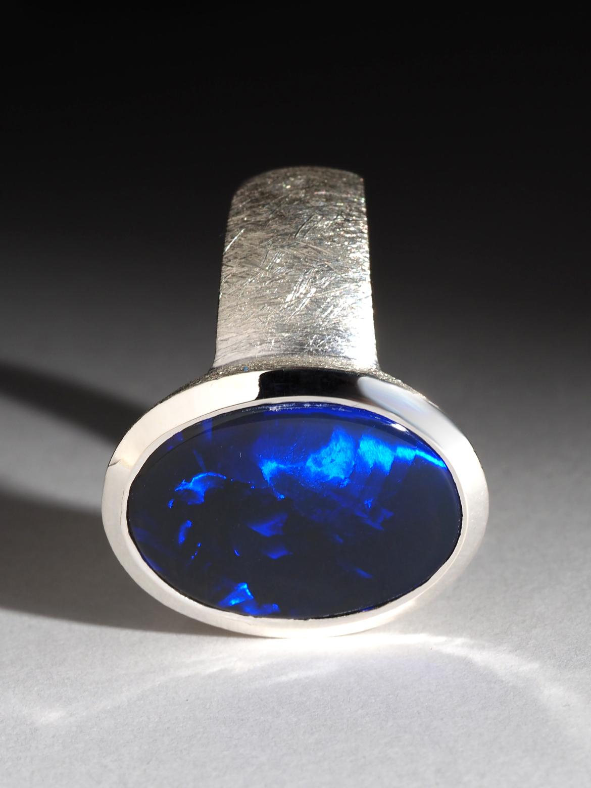Taglio ovale Anello d'argento con opale nero blu di Lagre da 10 carati in vendita