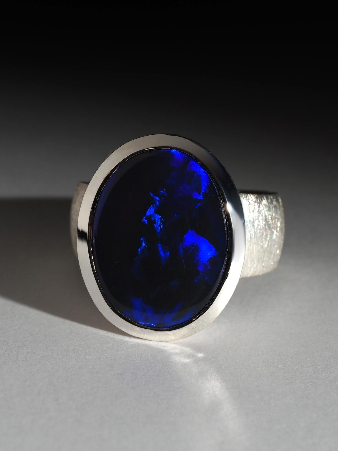 da uomo o donna Anello d'argento con opale nero blu di Lagre da 10 carati in vendita