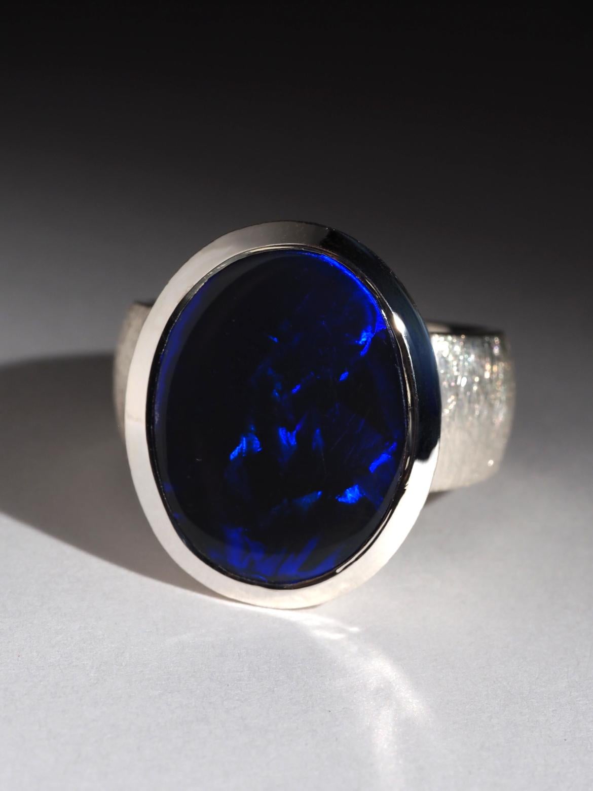 Statement-Silberring mit natürlichem schwarzen Opal mit tiefblauem Schimmer
Größe des Rings - 8 1/4 US, Durchmesser 18,25 mm, N 18, 58 Umfang
Ringgewicht - 12 Gramm
Abmessungen des Steins - 14 х 18 mm
Opal Herkunft - Australien
Gewicht des Opals -