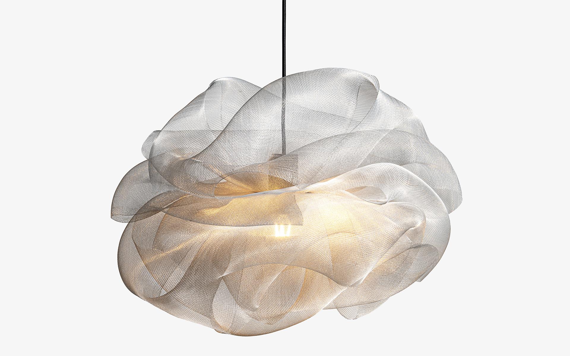 La iluminación colgante Kumo se asemeja a una nube flotando en el aire con su forma ligera y elegante.

Gracias a su alambre de acero inoxidable trenzado artesanalmente, difunde la luz con suavidad y añade un ambiente cálido al espacio.

Kumo, que