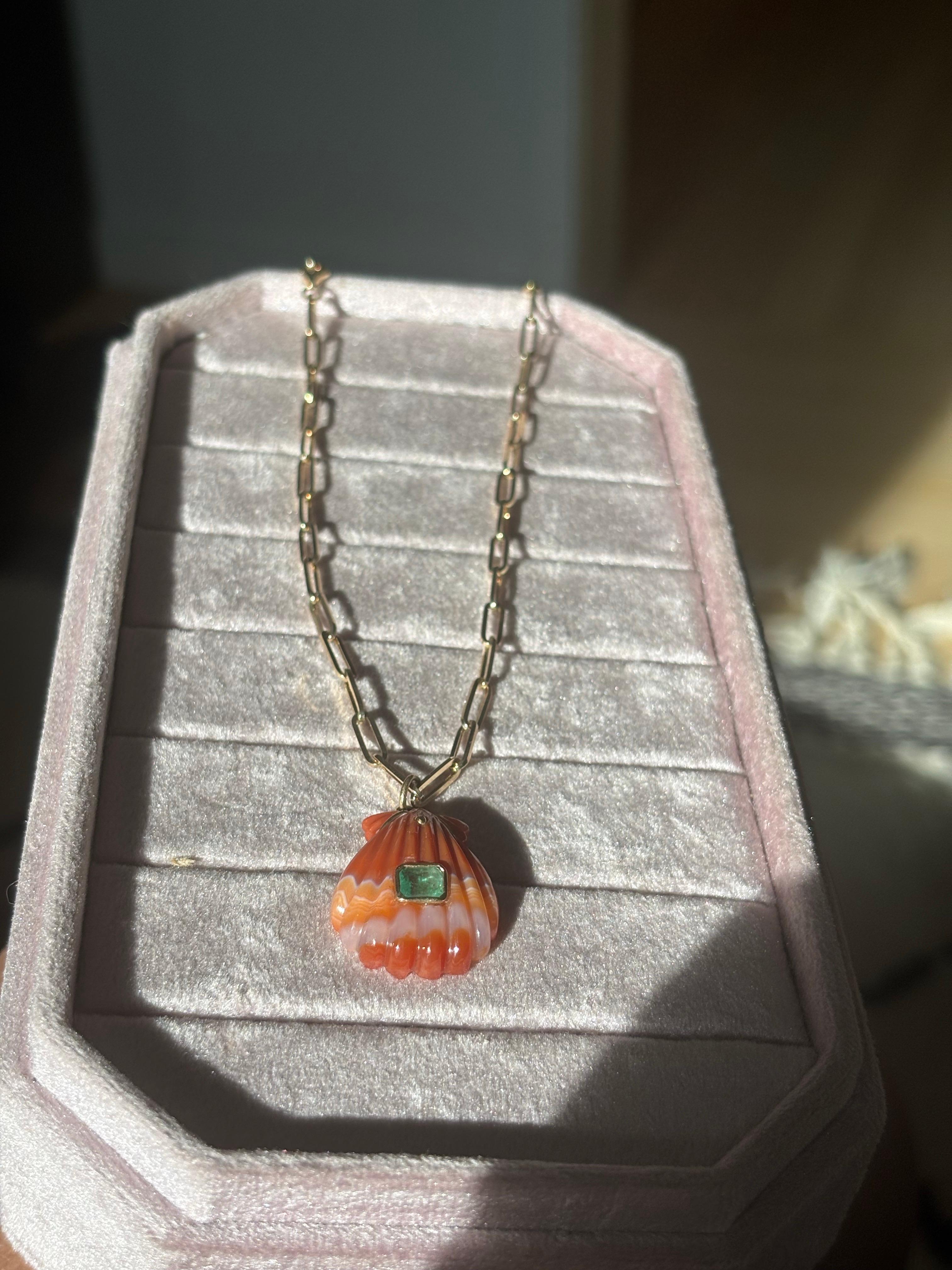 Pendentif en coquillage d'agate Laguna avec émeraude et or 14k en vente 6