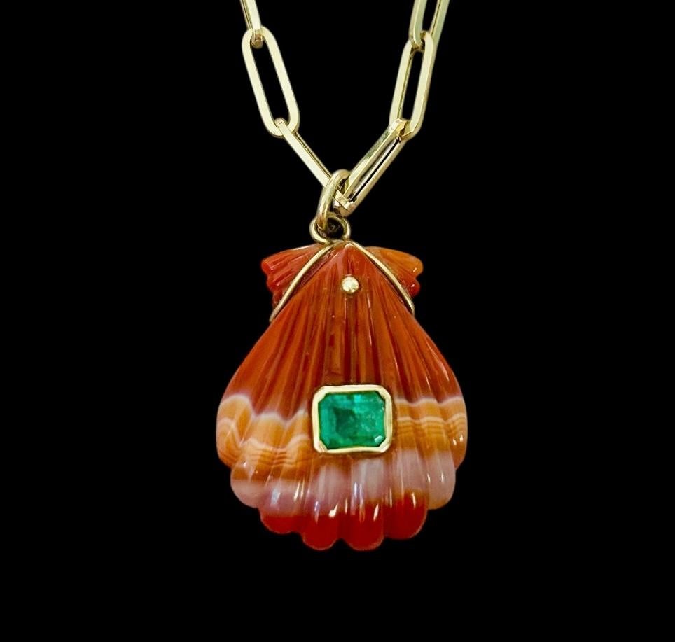 Pendentif en forme de coquillage en agate Laguna

Agate Laguna, émeraude, or 14k

Coquille sculptée en Agate Laguna orange (27x21mm) avec une magnifique émeraude en or 14k (6x5mm). 

L'anneau en or peut accueillir une chaîne ou une Corde d'une