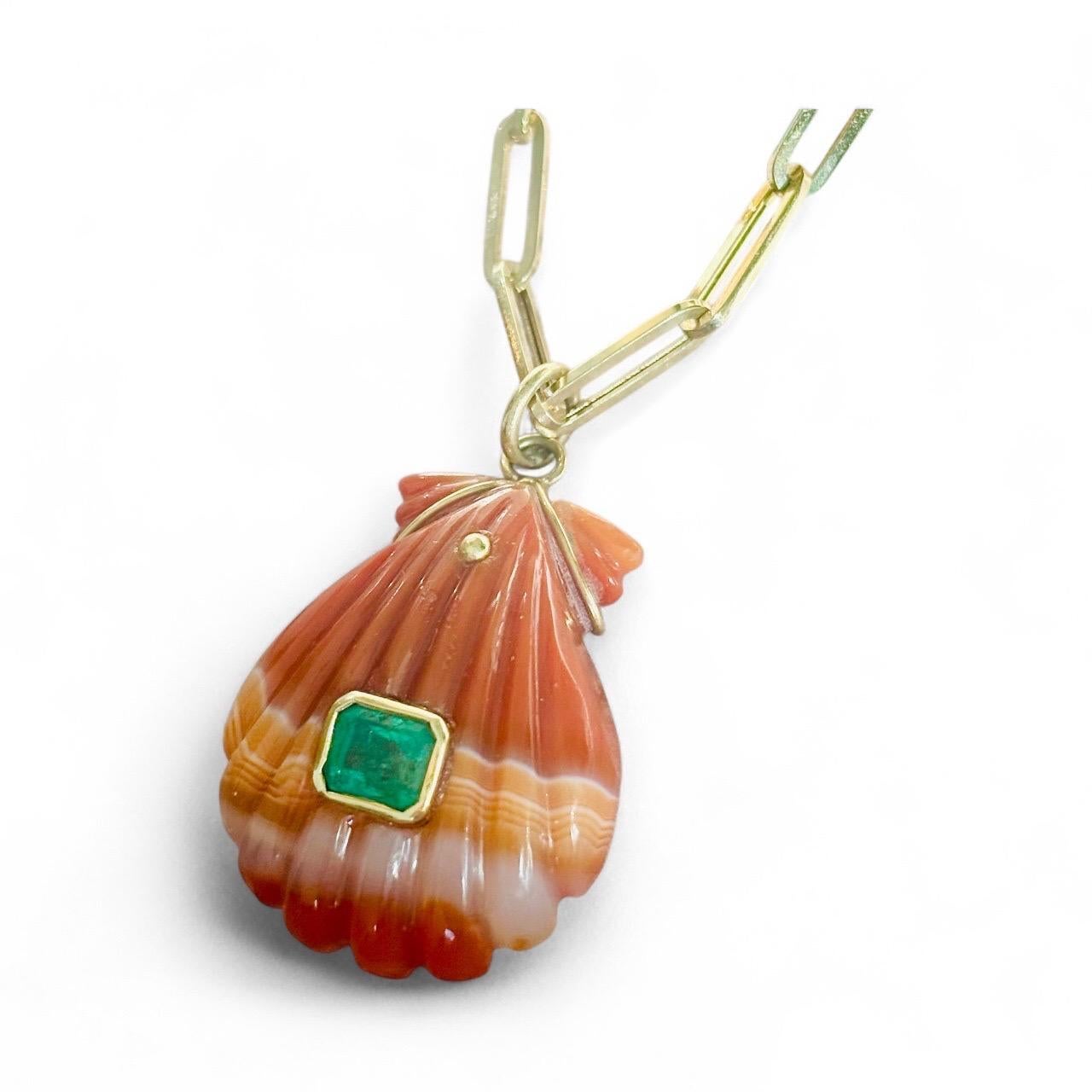 Taille mixte Pendentif en coquillage d'agate Laguna avec émeraude et or 14k en vente