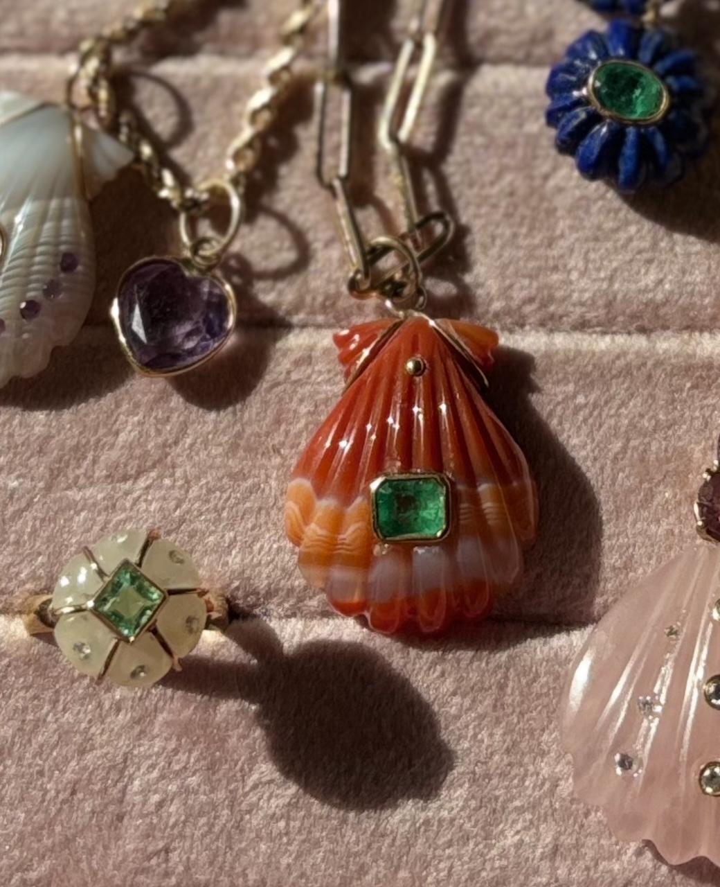 Pendentif en coquillage d'agate Laguna avec émeraude et or 14k Neuf - En vente à New York, NY