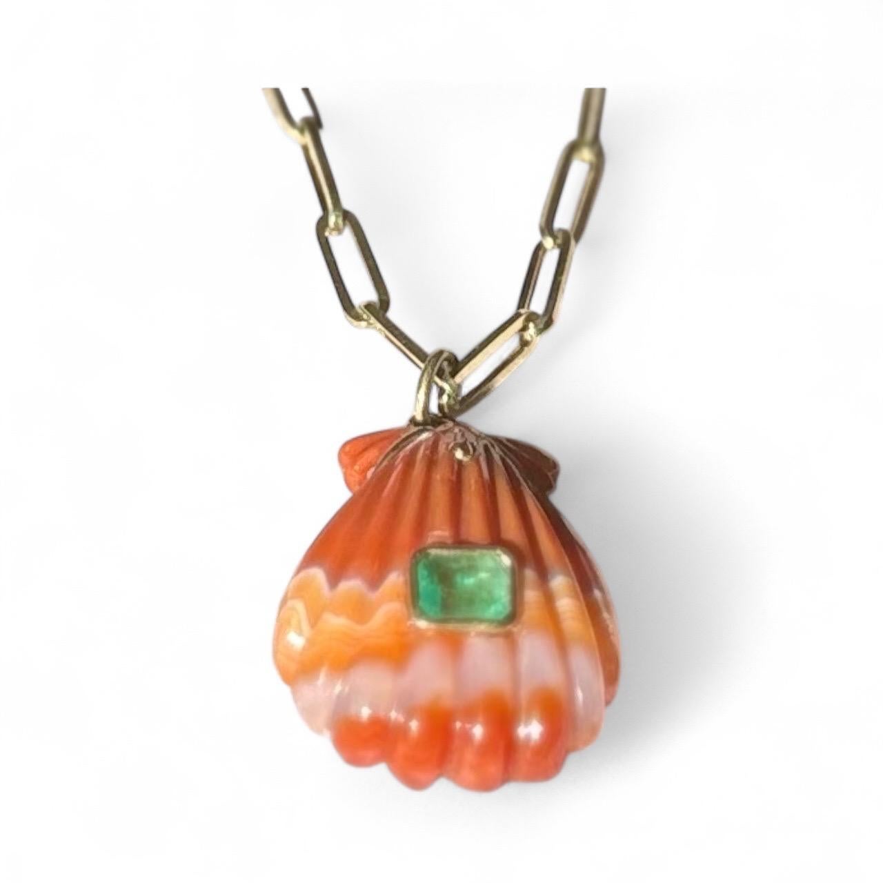 Pendentif en coquillage d'agate Laguna avec émeraude et or 14k en vente 1