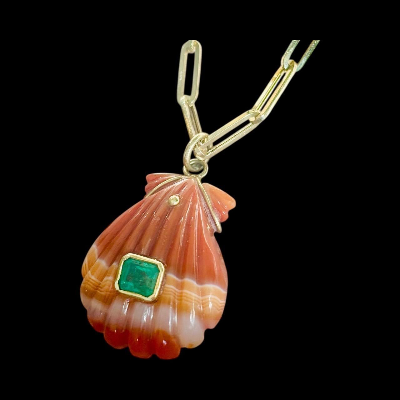 Pendentif en coquillage d'agate Laguna avec émeraude et or 14k en vente 2