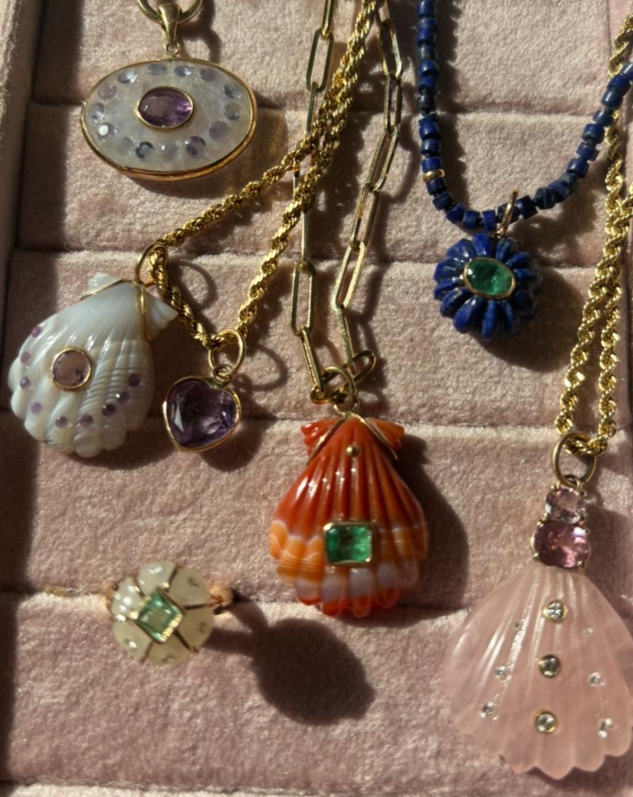 Pendentif en coquillage d'agate Laguna avec émeraude et or 14k en vente 3