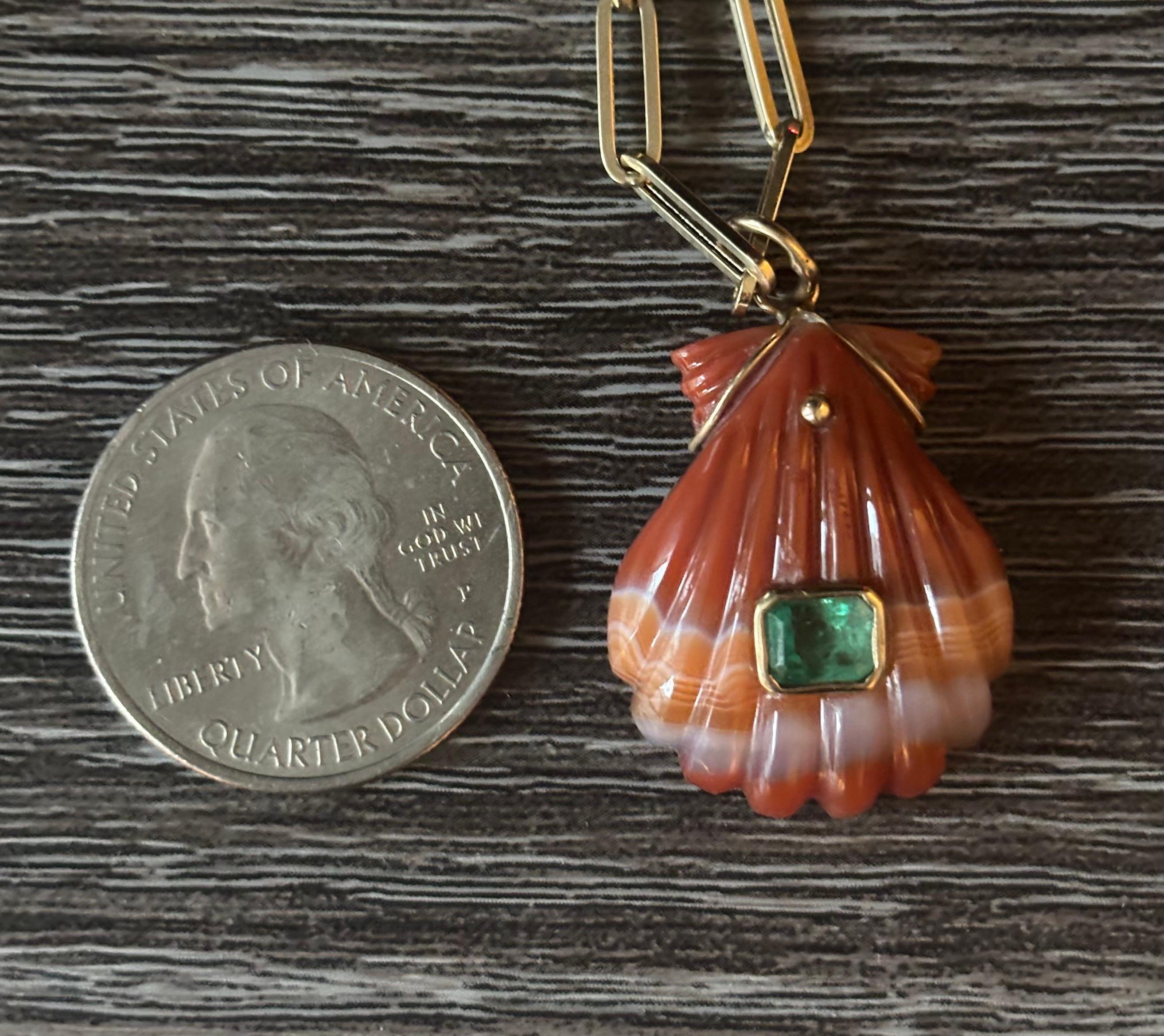 Pendentif en coquillage d'agate Laguna avec émeraude et or 14k en vente 4