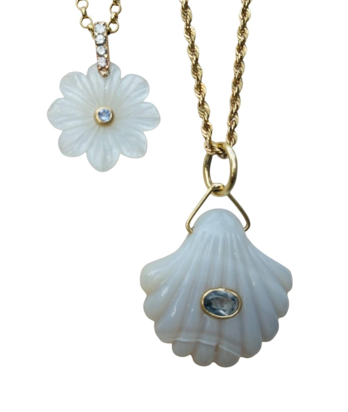 Pendentif en forme de coquillage en agate Laguna

Agate Laguna, spinelle, or 14k

Cette beauté unique est un coquillage d'agate de Laguna méticuleusement sculpté. Le spinelle central ovale de 6x4mm est d'une teinte gris/bleu étonnante et fascinante