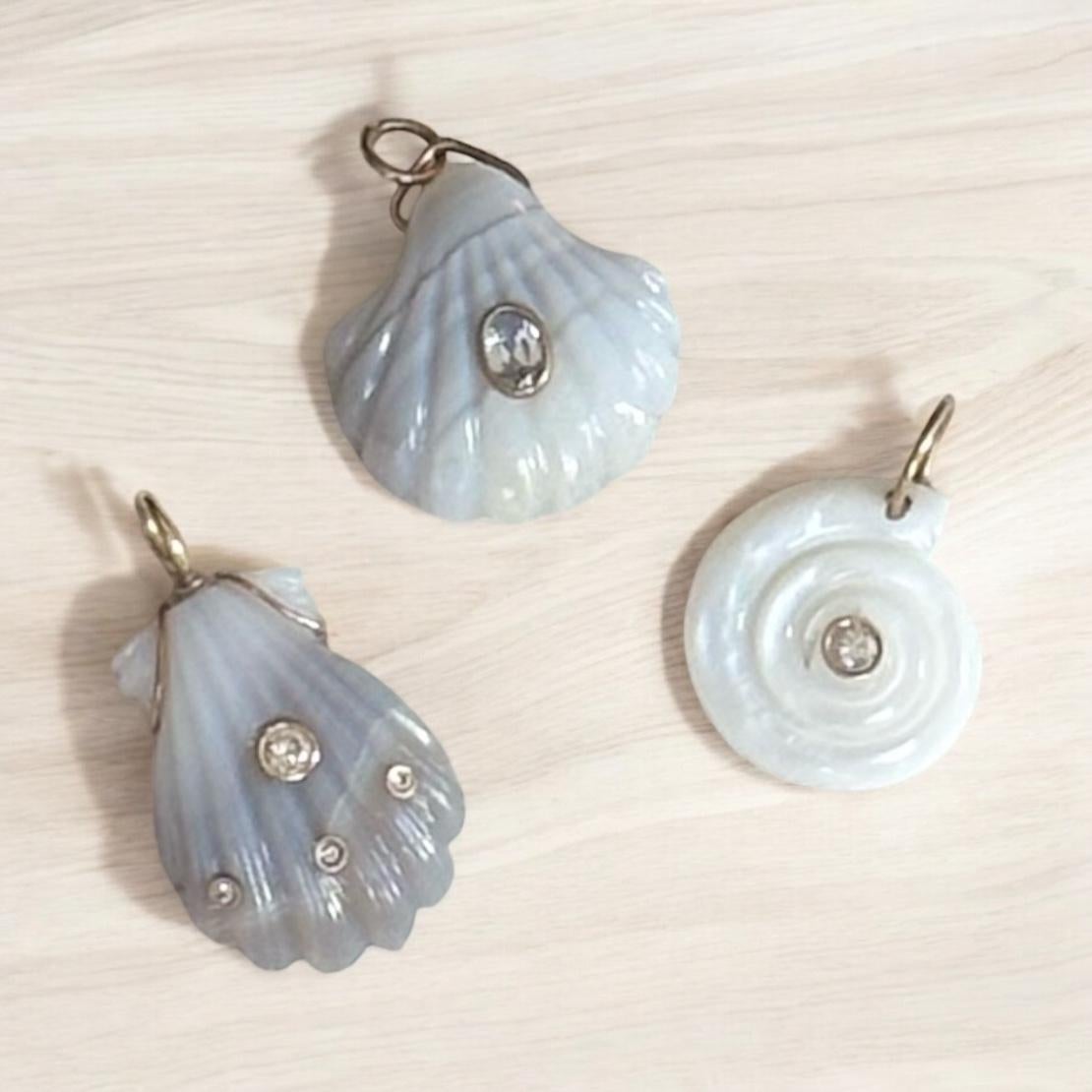 LAGUNA AGATE SHELL PENDANT, avec spinelle et or 14 carats Unisexe en vente