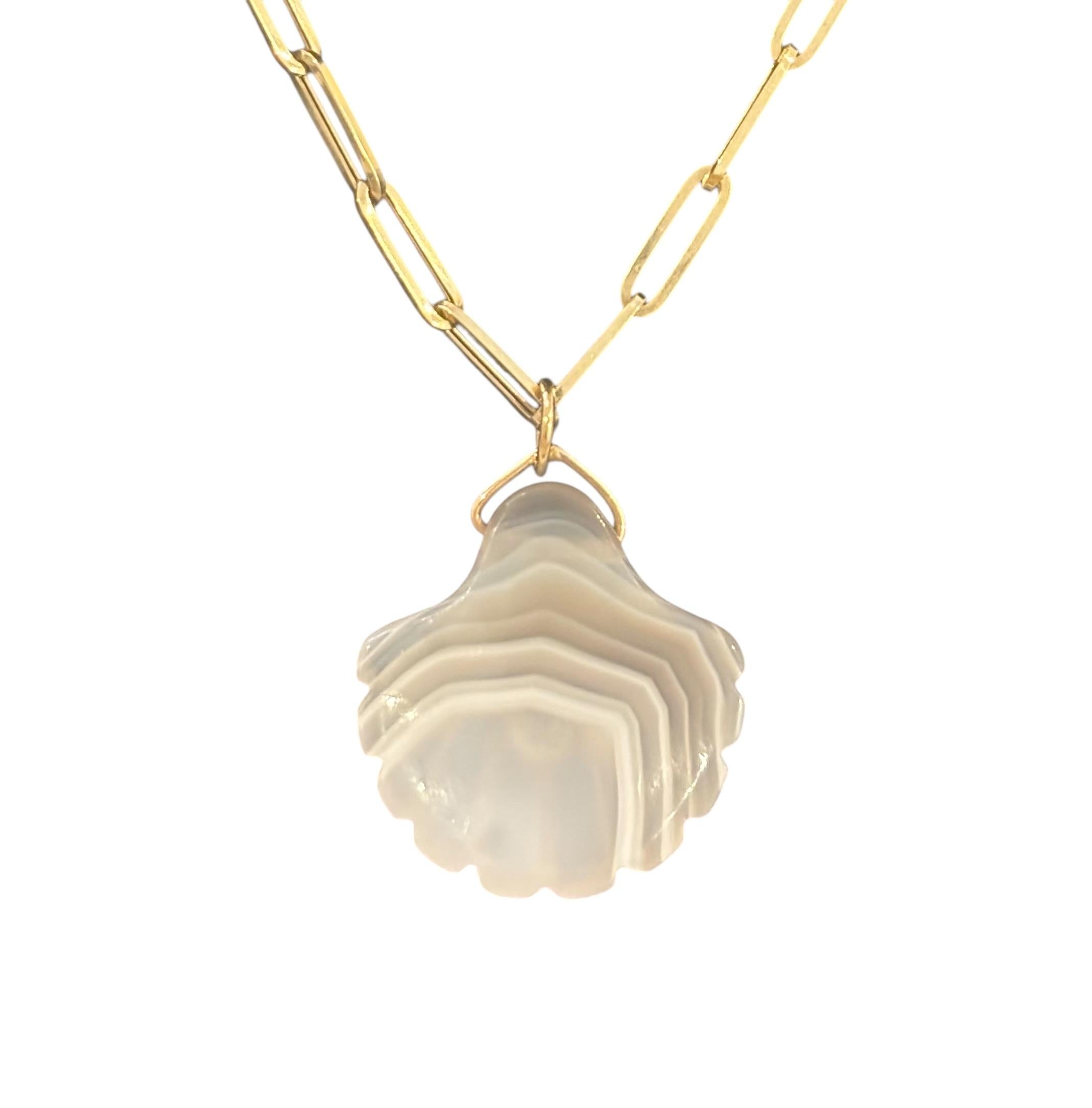 Laguna Agate Shell Pendant

Laguna Agate, Grey-Blue Spinel & 14k Yellow Gold

A beautifully carved Laguna Agate shell (25x25mm / 1