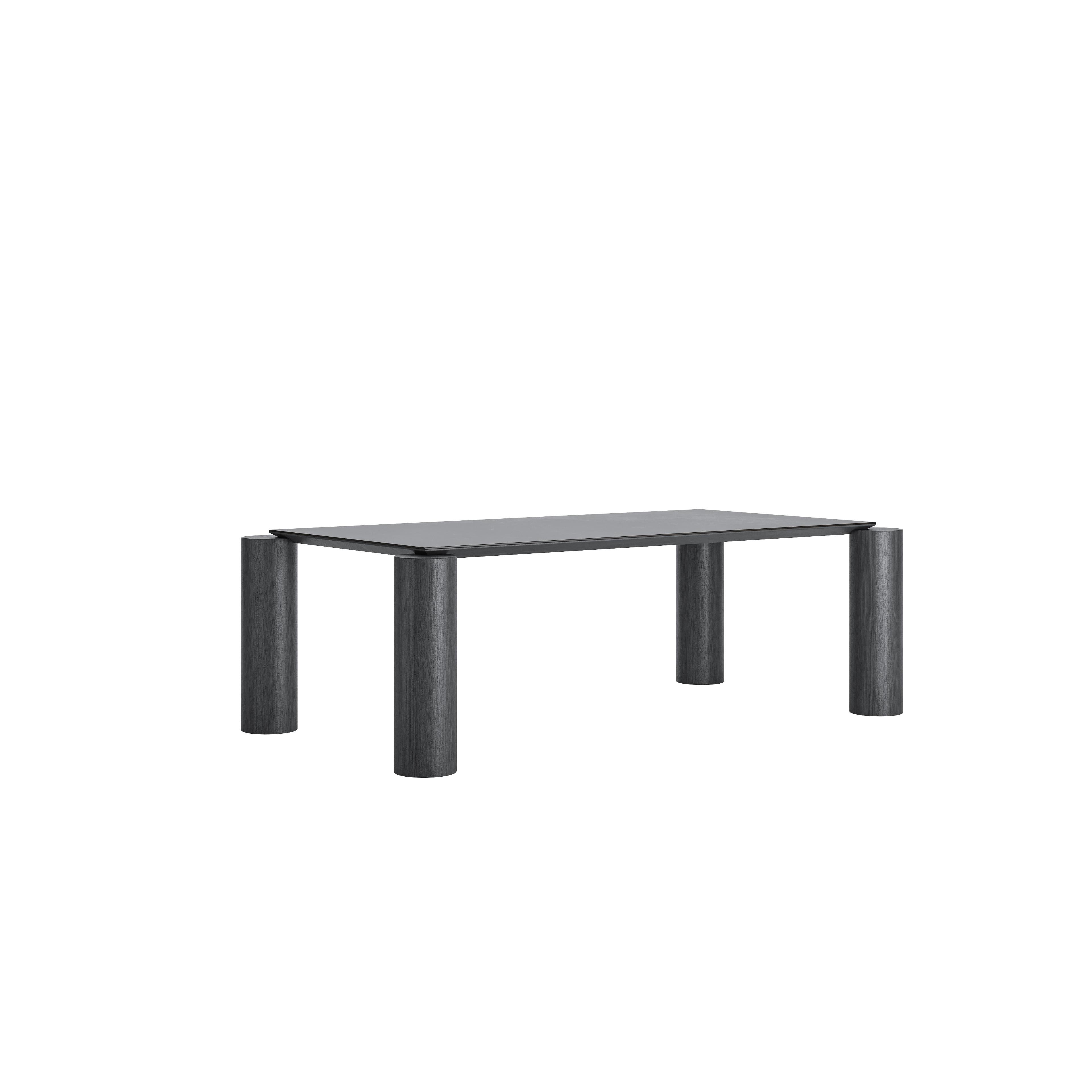 Esstisch Laguna des Designers Alexander Babenko. 

Dieser Tisch zeichnet sich durch sein Design und die Komplexität der Konstruktion aus, da die Tischplatte etwa 100 kg wiegt und die Auslegerbeine notwendig sind, um die Struktur so zuverlässig wie
