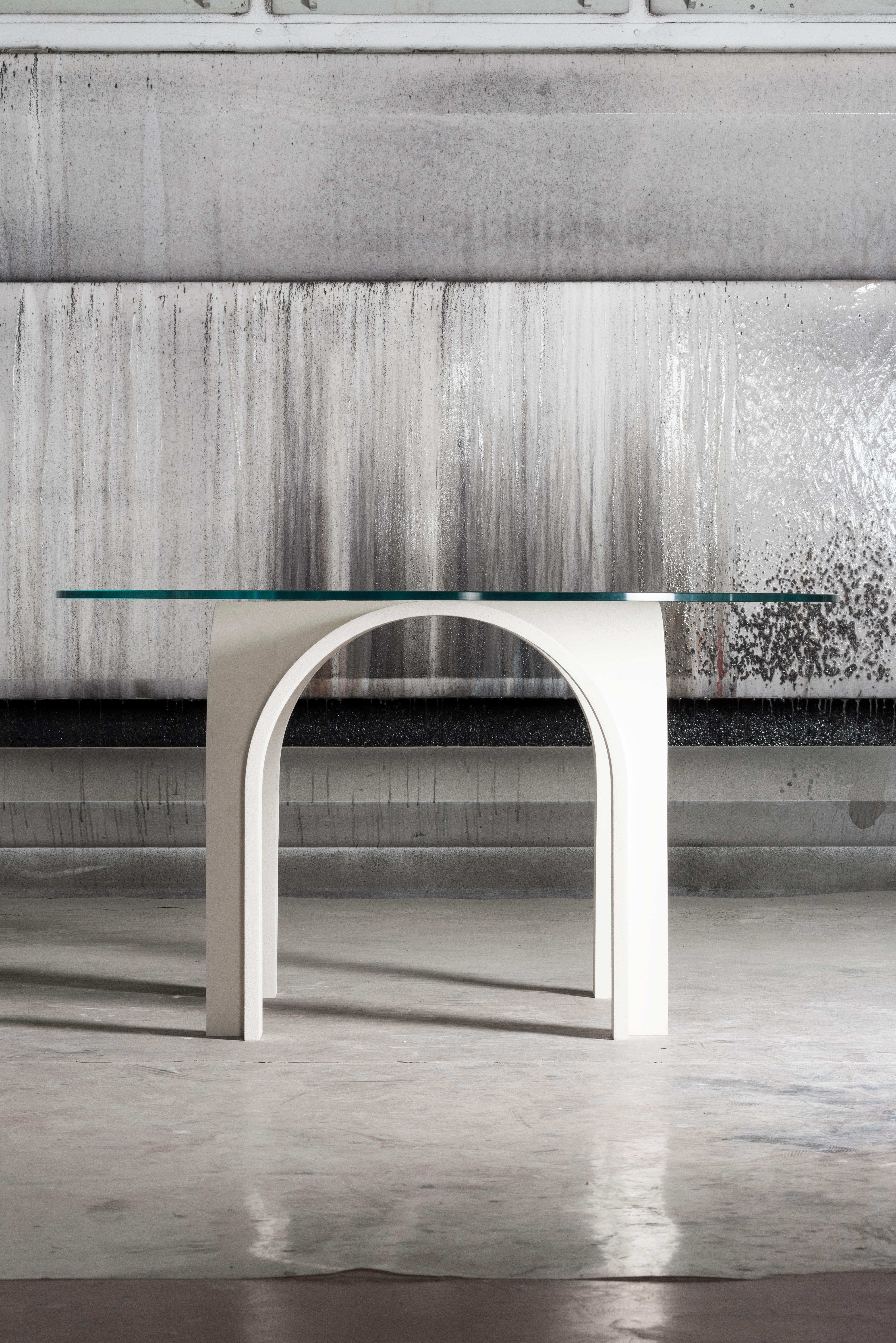 Postmoderno White Lacquer Wood Dining Table with Round Clear Glass Top by Antonio De Marco in vendita