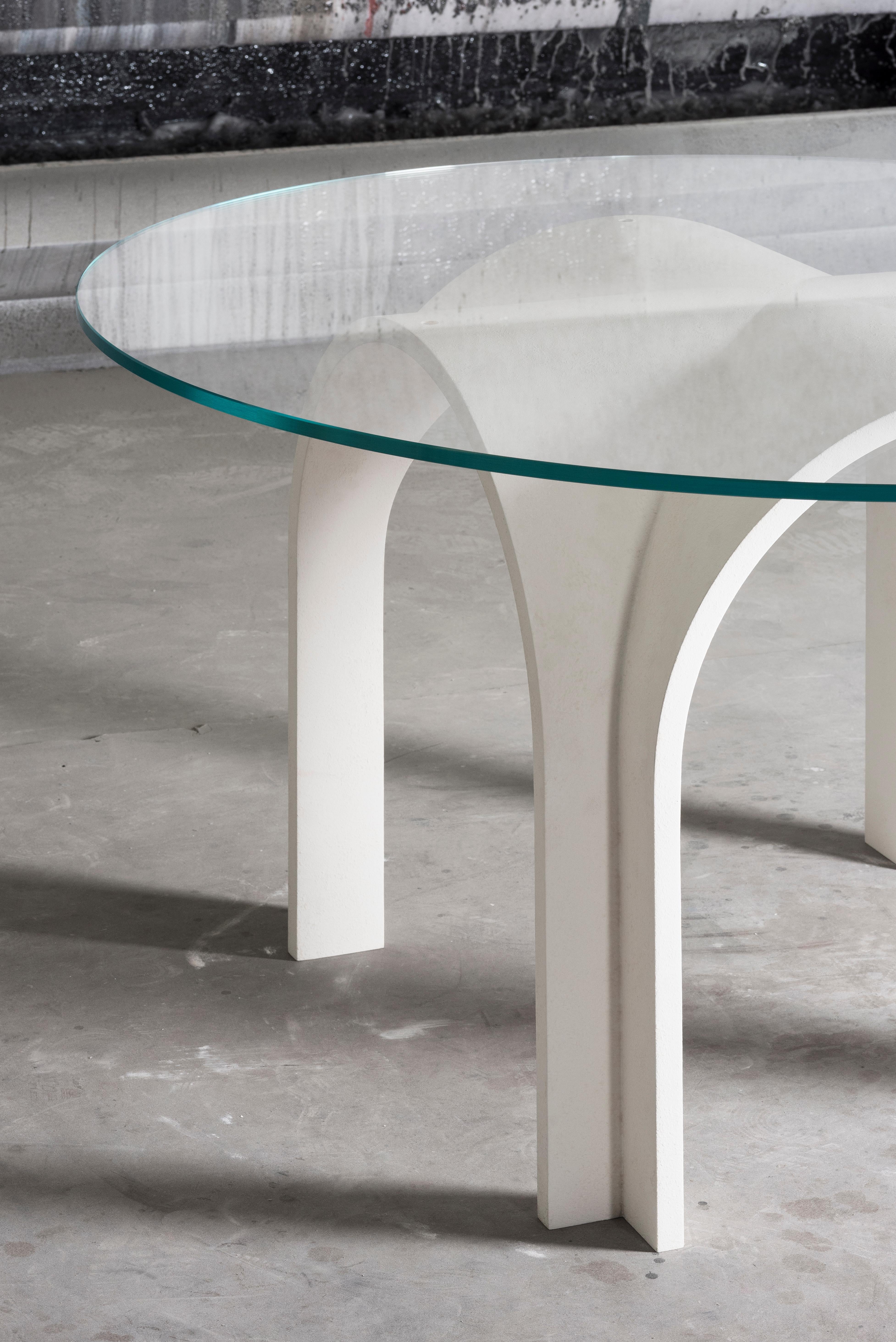 White Lacquer Wood Dining Table with Round Clear Glass Top by Antonio De Marco In condizioni Nuovo in vendita a Geneve, CH