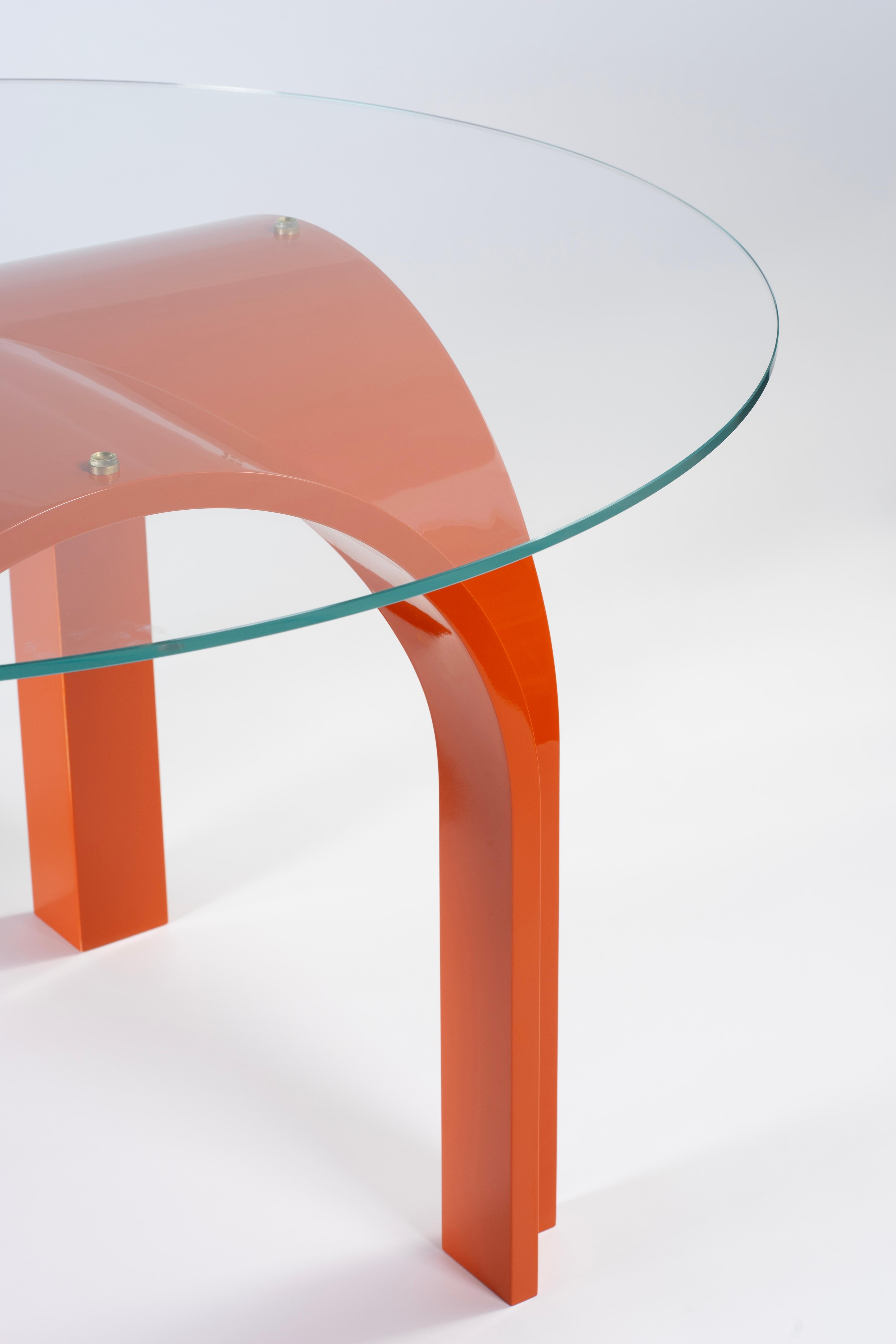 White Lacquer Wood Dining Table with Round Clear Glass Top by Antonio De Marco in vendita 1