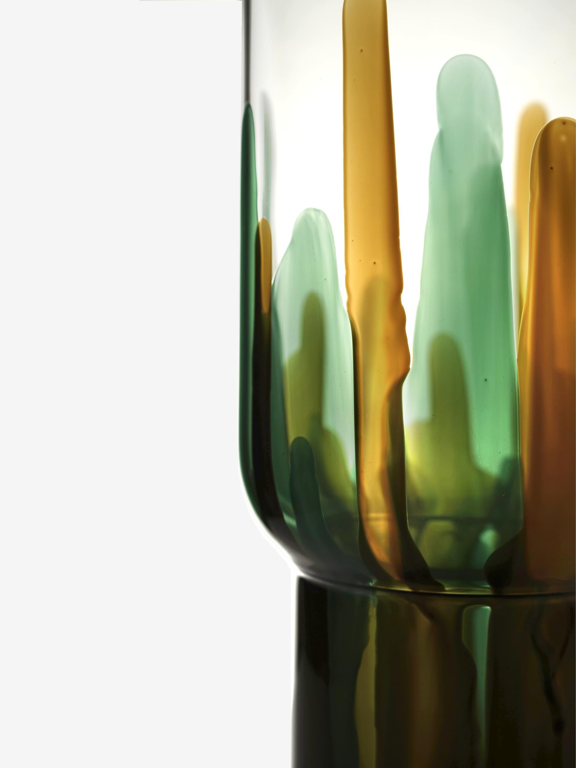  
es vases de la collection Laguna s'inspirent de la nature : ils se distinguent par leur grande taille et leurs décorations qui évoquent le mouvement des algues dans la lagune vénitienne.

Le vase est fabriqué par des artisans vénitiens et la