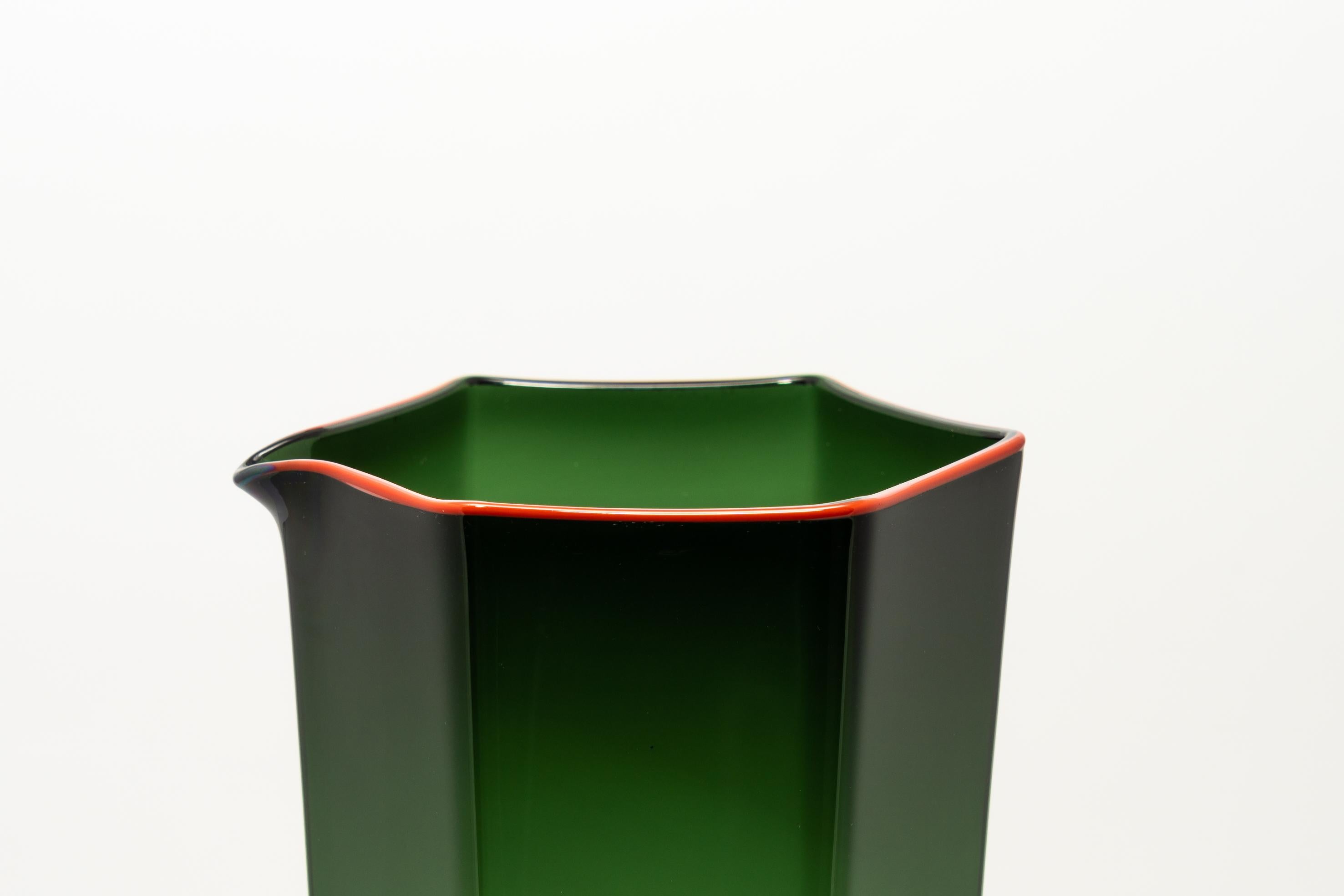 The Lacrima pitcher draws inspiration from the bottles depicted on the richly set tables of Renaissance
Venetian paintings. 
Hand-blown in refined grey Murano glass, it is distinguished by its clean, linear profile that rises into a slender neck,