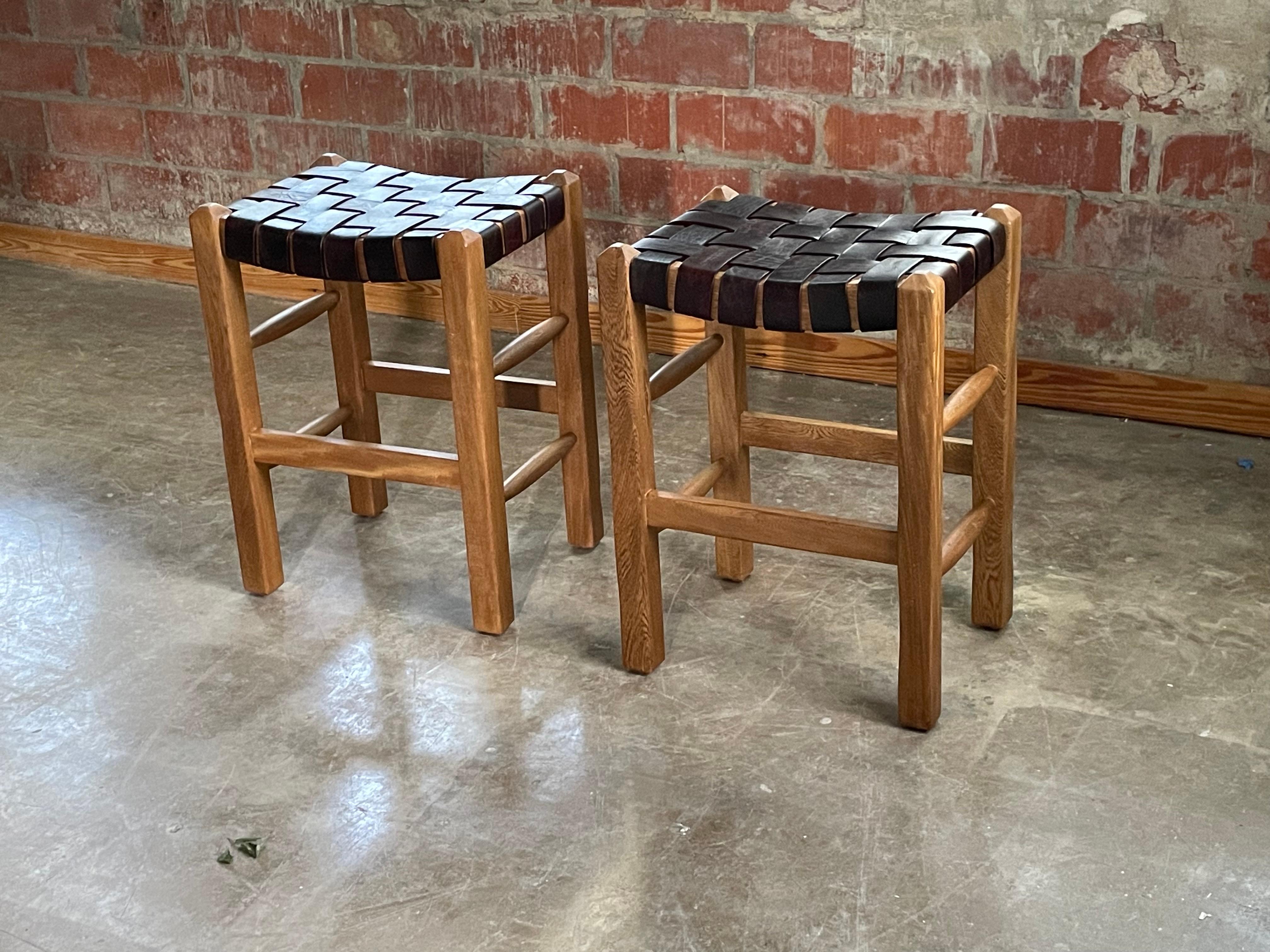 Rustico Sgabello da banco Laguna in pelle conciata al vegetale e color sangue di bue Rosa Morada in vendita