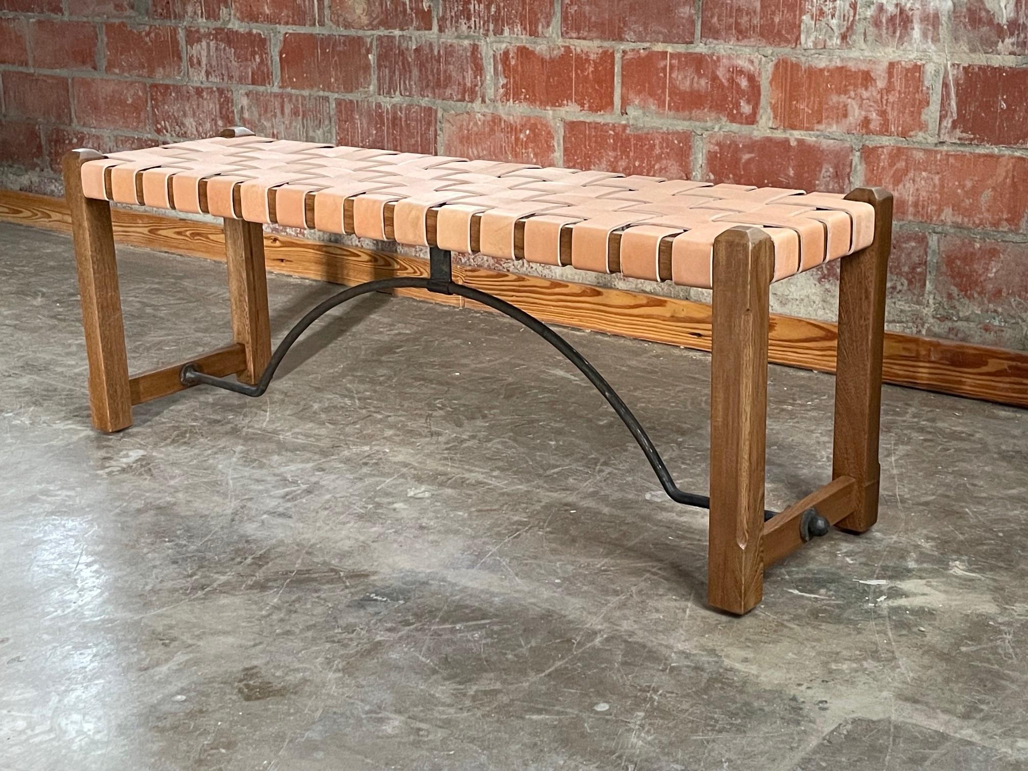 Le banc à sangles en cuir Laguna est fabriqué à la main au Mexique, avec du cuir naturel de tanneur végétal et du bois massif de Rosa Morada avec un châssis en fer oublié. Les dimensions sont de 48 X 14 X 18