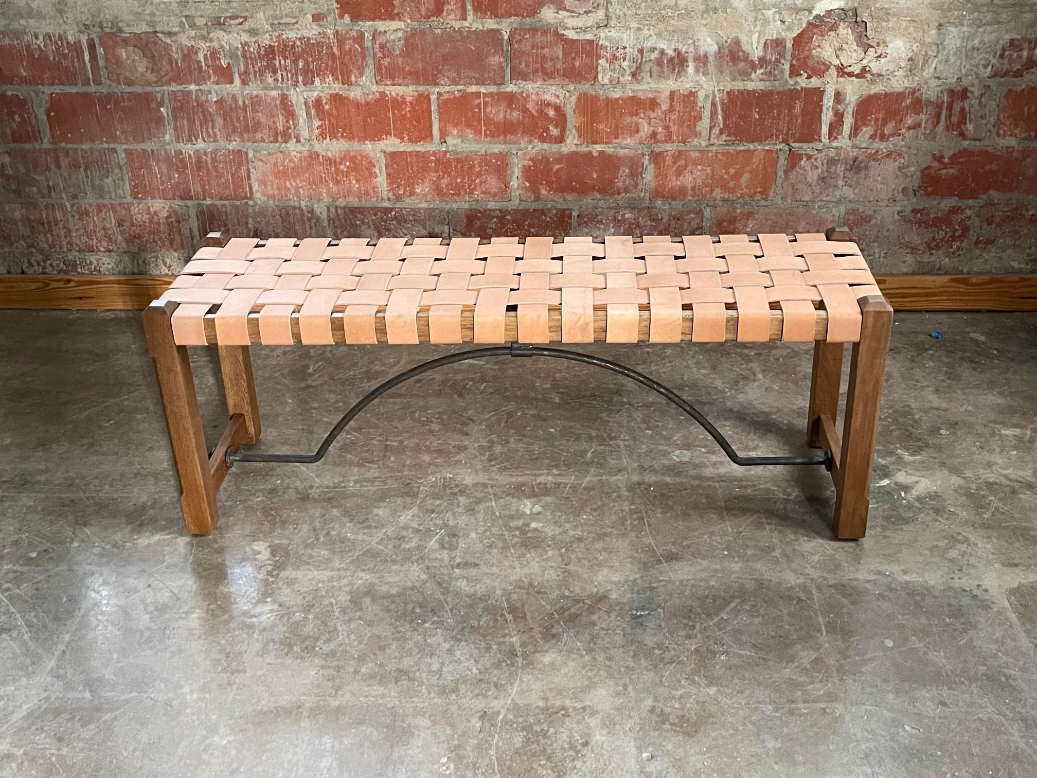 Rustique Banc en bois massif Rosa Morada avec sangle en cuir végétal naturel Laguna en vente