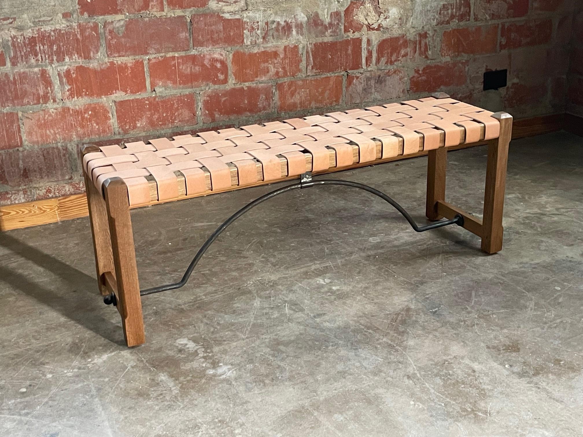 Mexicain Banc en bois massif Rosa Morada avec sangle en cuir végétal naturel Laguna en vente
