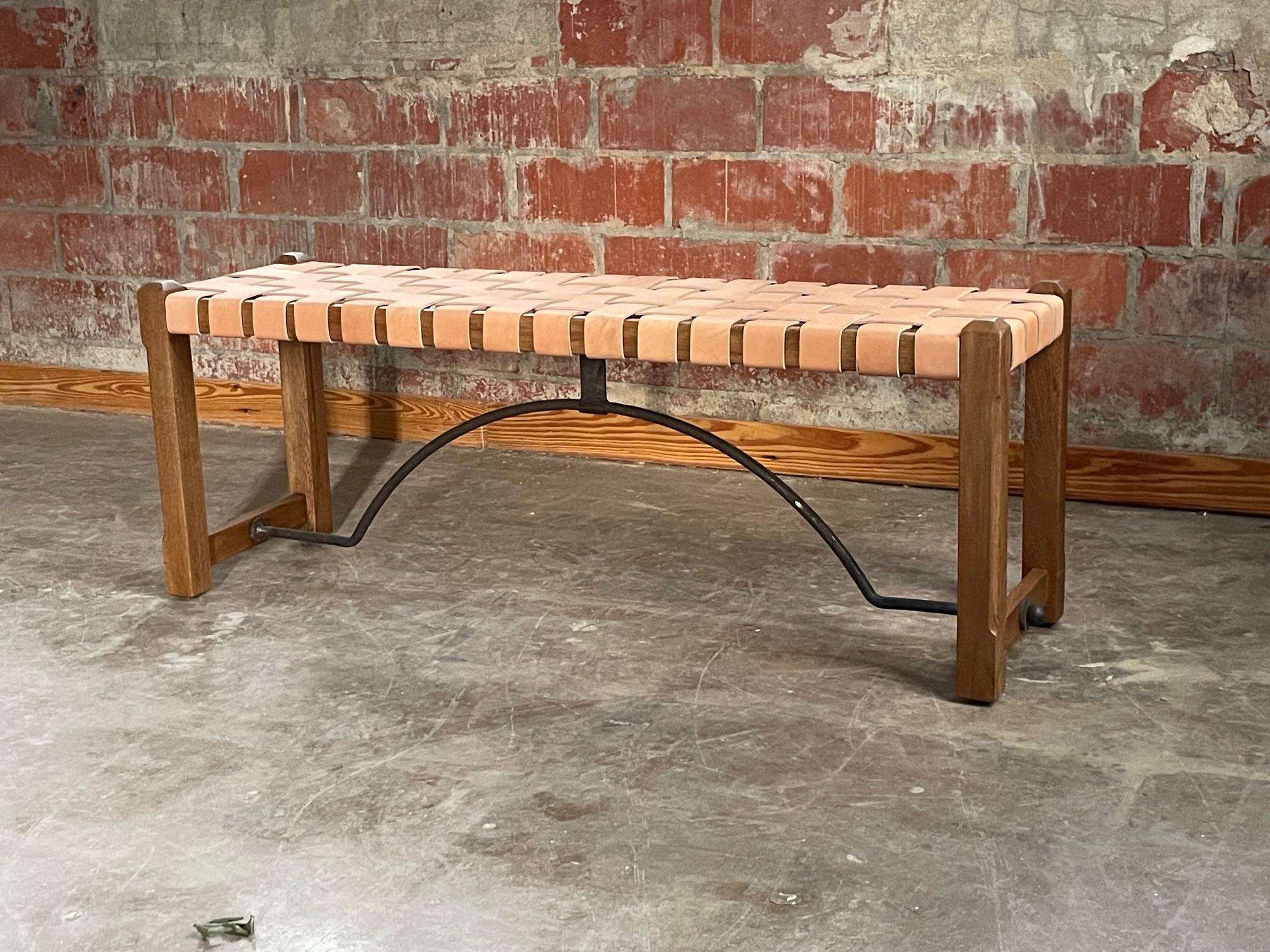 Forgé Banc en bois massif Rosa Morada avec sangle en cuir végétal naturel Laguna en vente