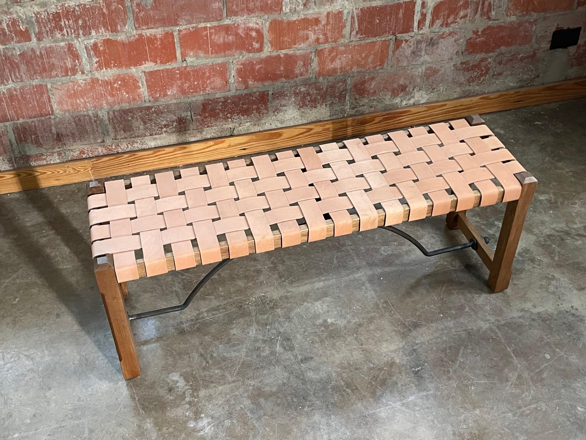 Banc en bois massif Rosa Morada avec sangle en cuir végétal naturel Laguna Neuf - En vente à San Antonio, TX