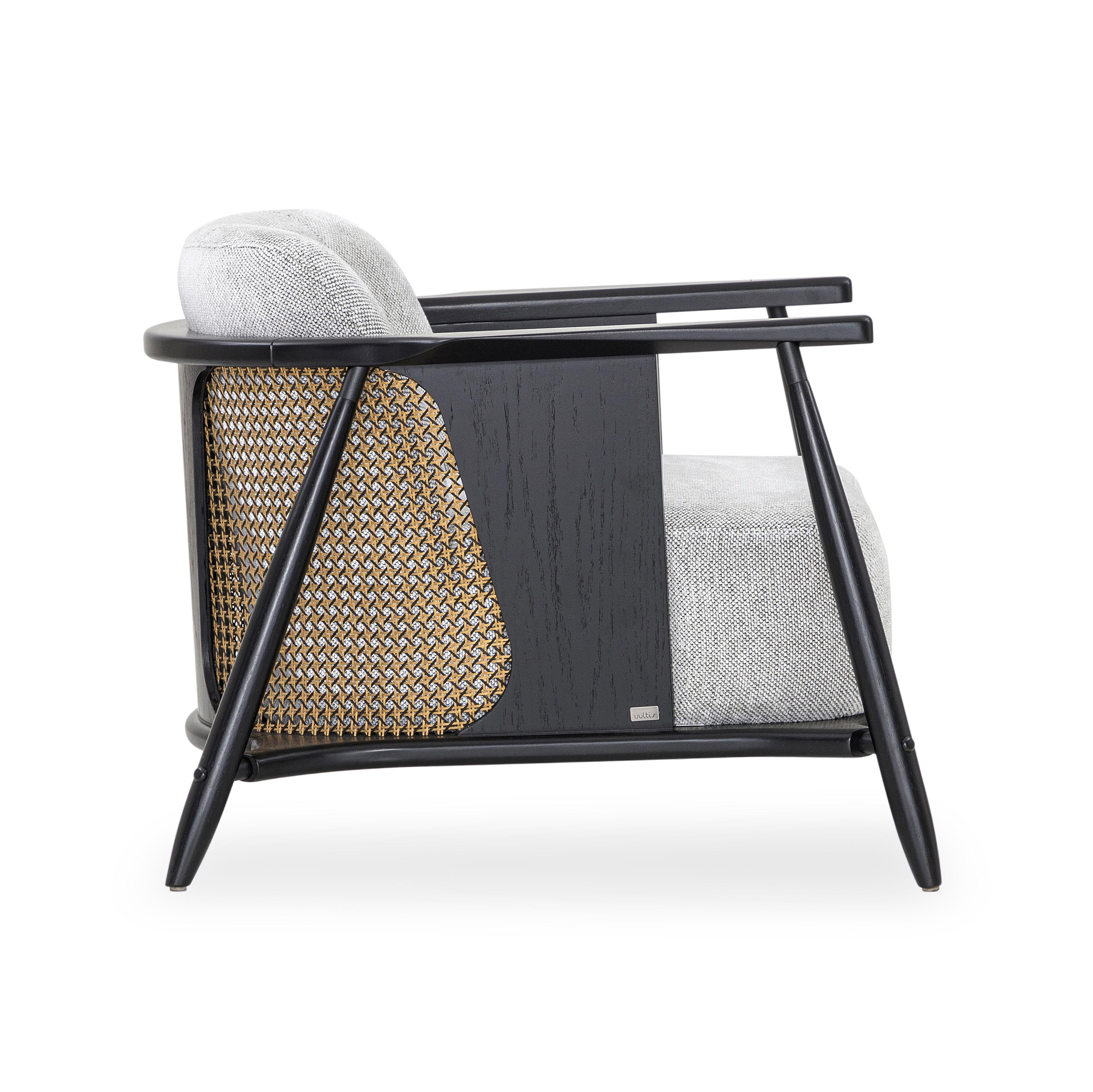 Le designer Aciole Felix et notre équipe créative Uultis du Brésil ont créé cette étonnante chaise d'appoint Laguna avec un tissu rembourré gris clair et une finition en bois Uultis noir pour le cadre et les pieds. Explorant les principaux éléments