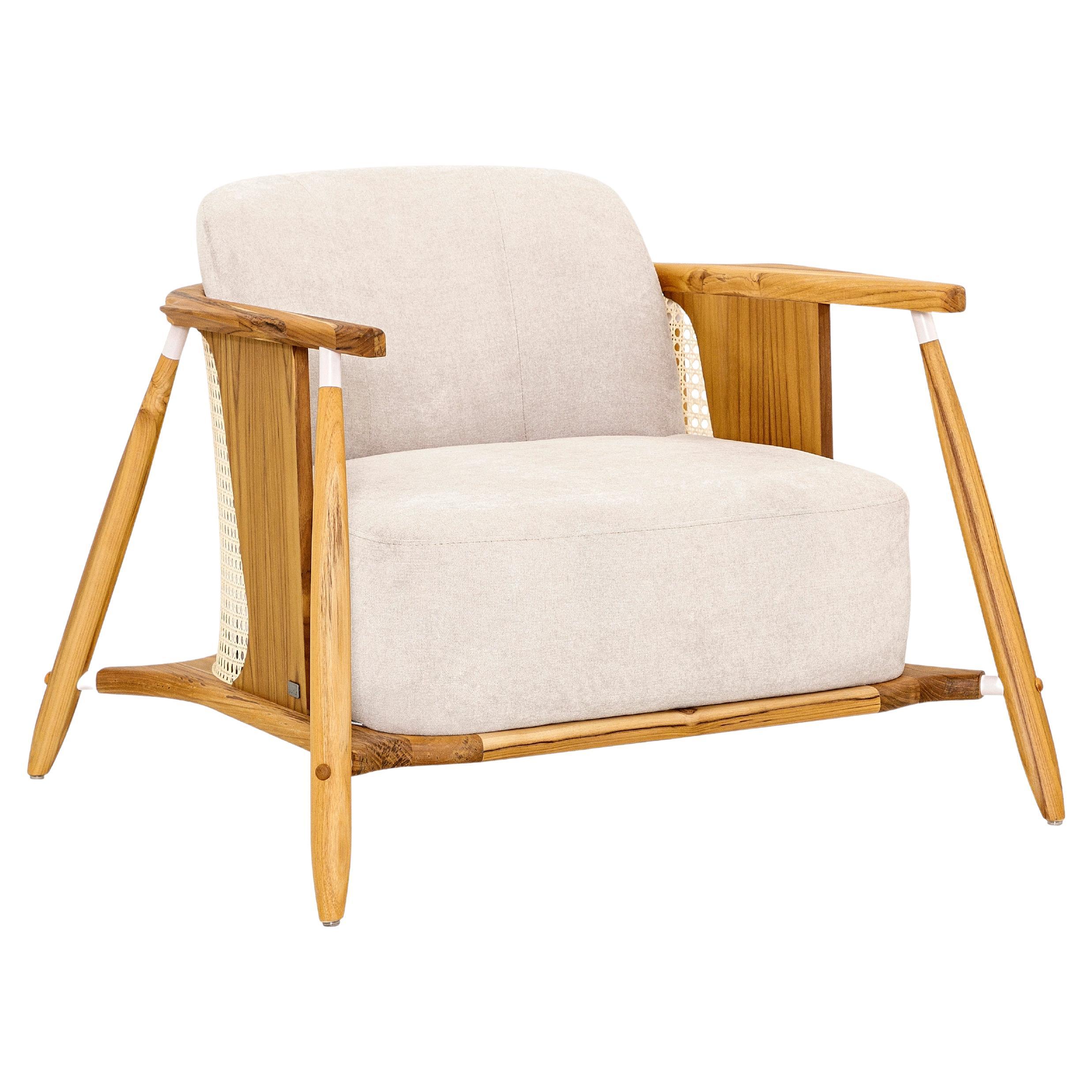 The designer Aciole Felix with our creative Uultis team from Brazil has created this amazing Laguna occasional chair with an upholstered light beige fabric and teak wood finish for the frame and legs. Exploring the main visual elements of modern