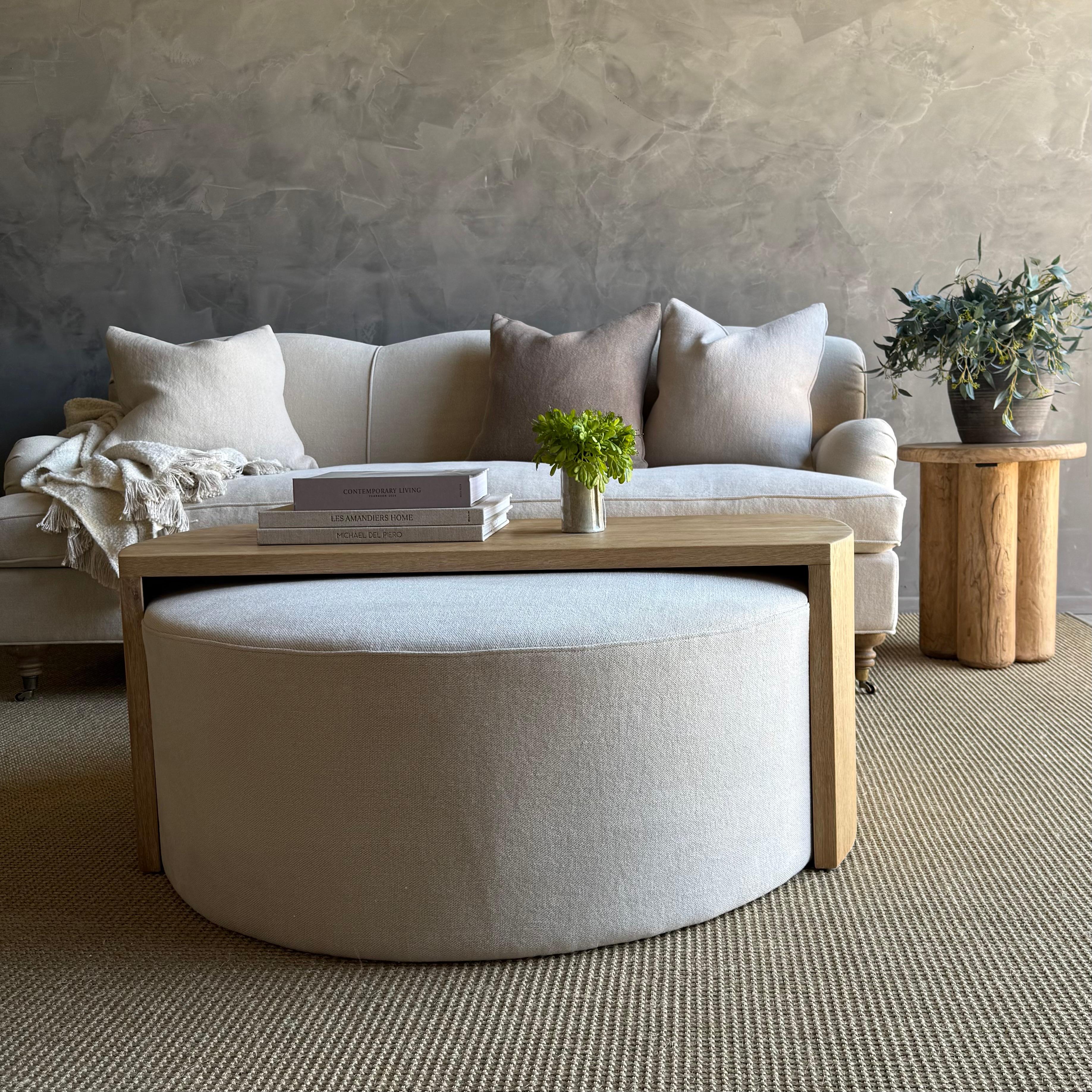 L'ottomana rotonda Laguna con tavolo in stile cascata di Oak Oak bianco.

100% Nature Organic Hemp, una consistenza morbida e soffice in un colore naturale di lino non tinto.

La schiuma è di densità medio-alta, quindi quando si appoggiano oggetti