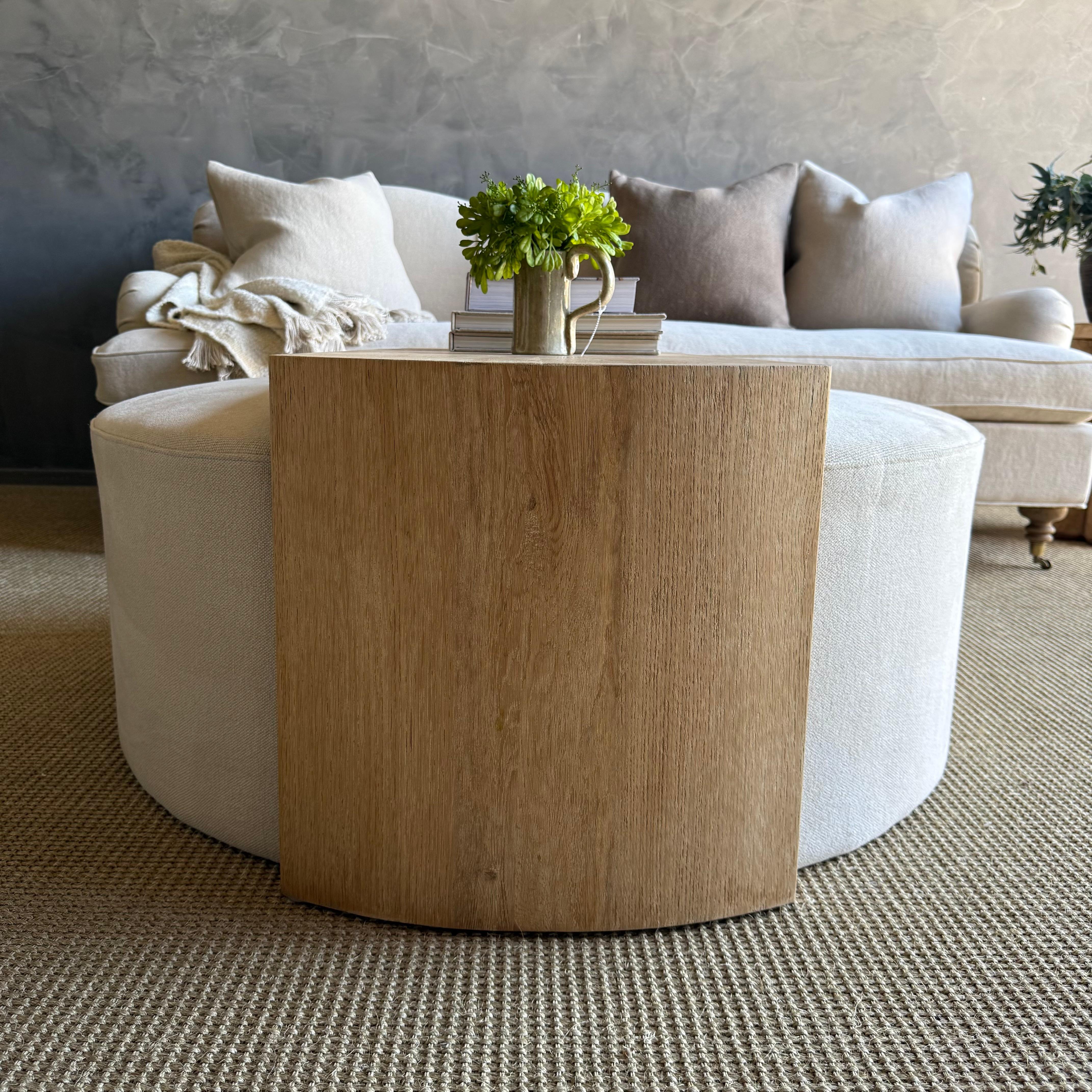 XXI secolo e contemporaneo Ottomana rotonda Laguna con tavolo a cascata in Oak Oak bianco in vendita