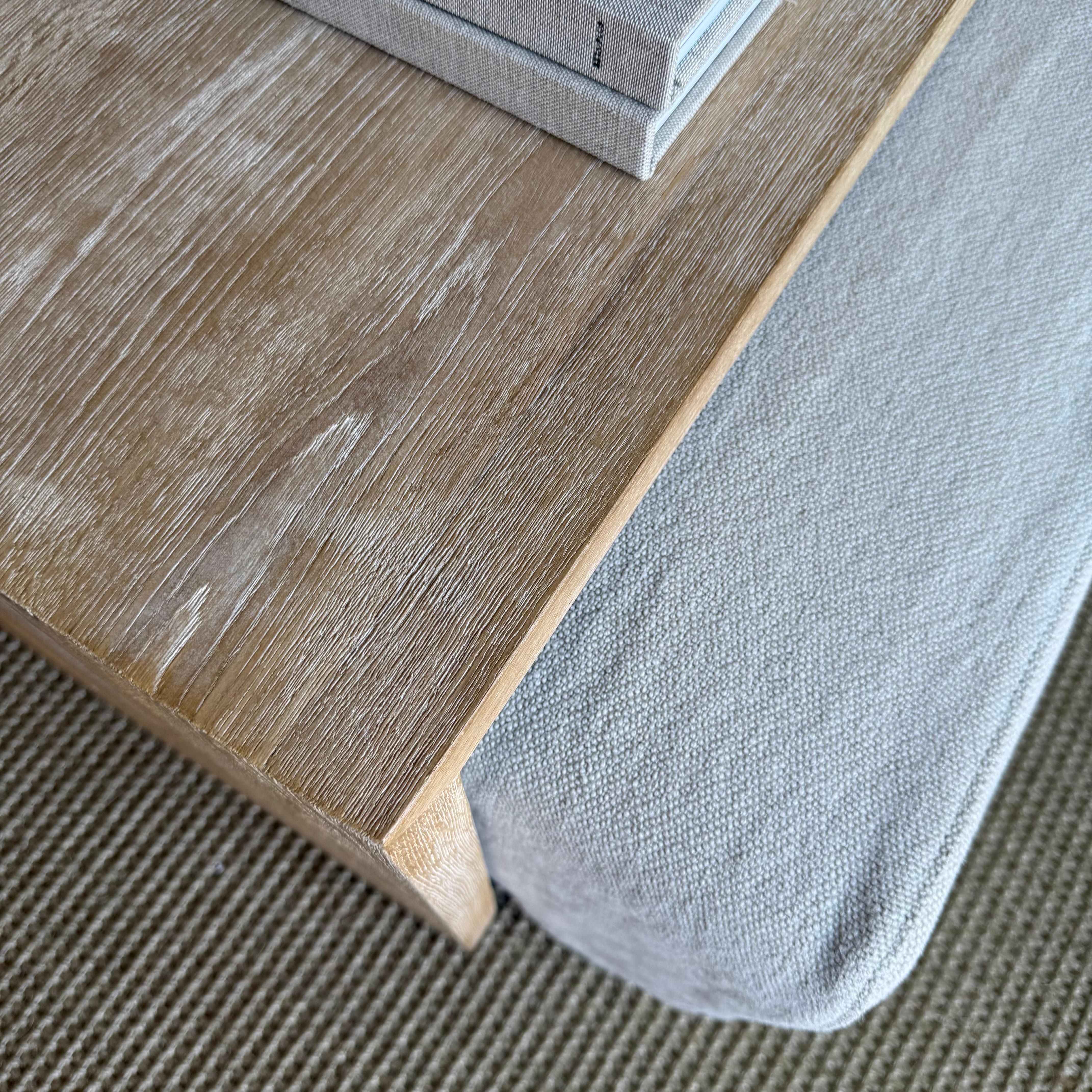 Ottoman recouvert d'une housse et table de style cascade en chêne blanc (Laguna). en vente 5