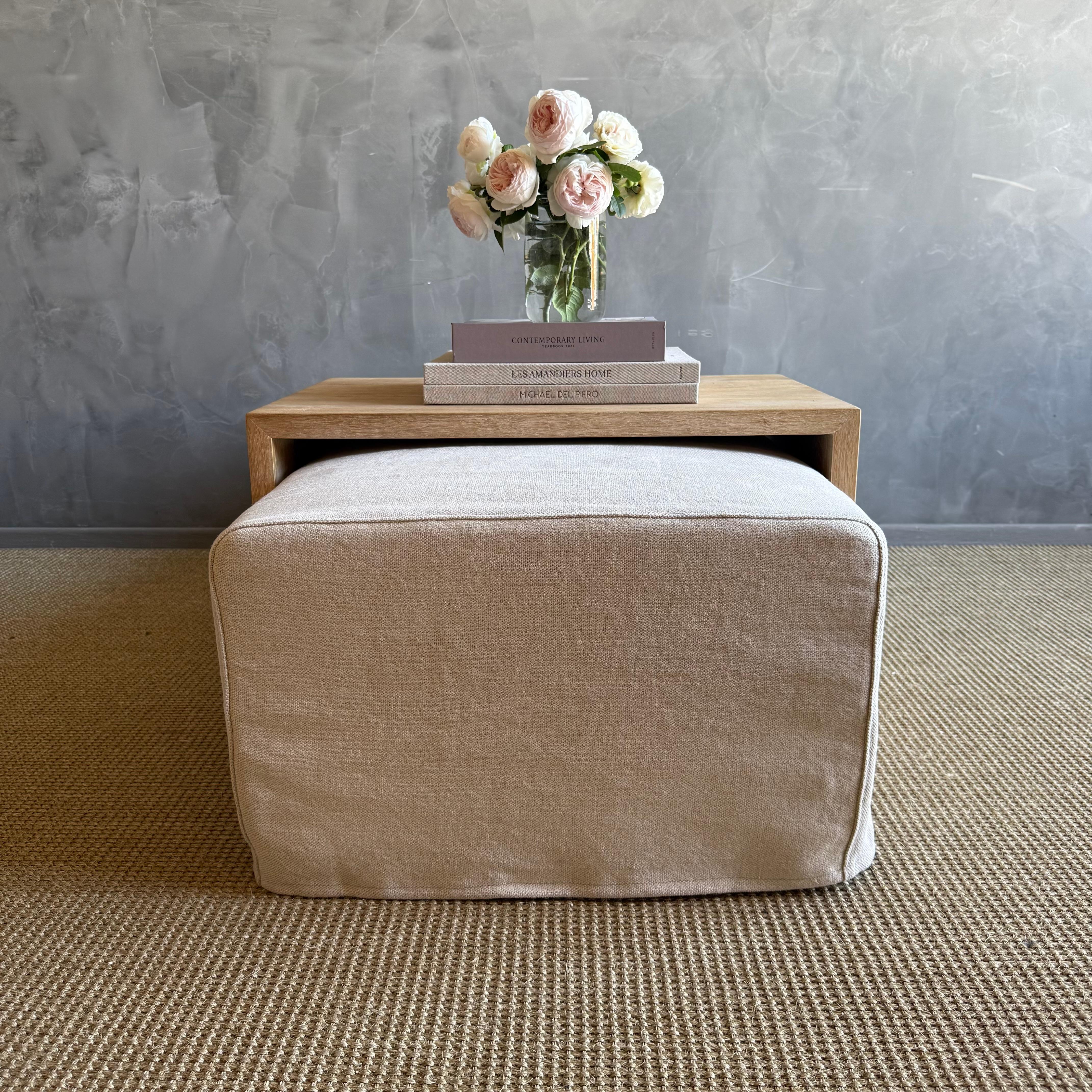 Ottoman recouvert d'une housse et table de style cascade en chêne blanc (Laguna). en vente 6